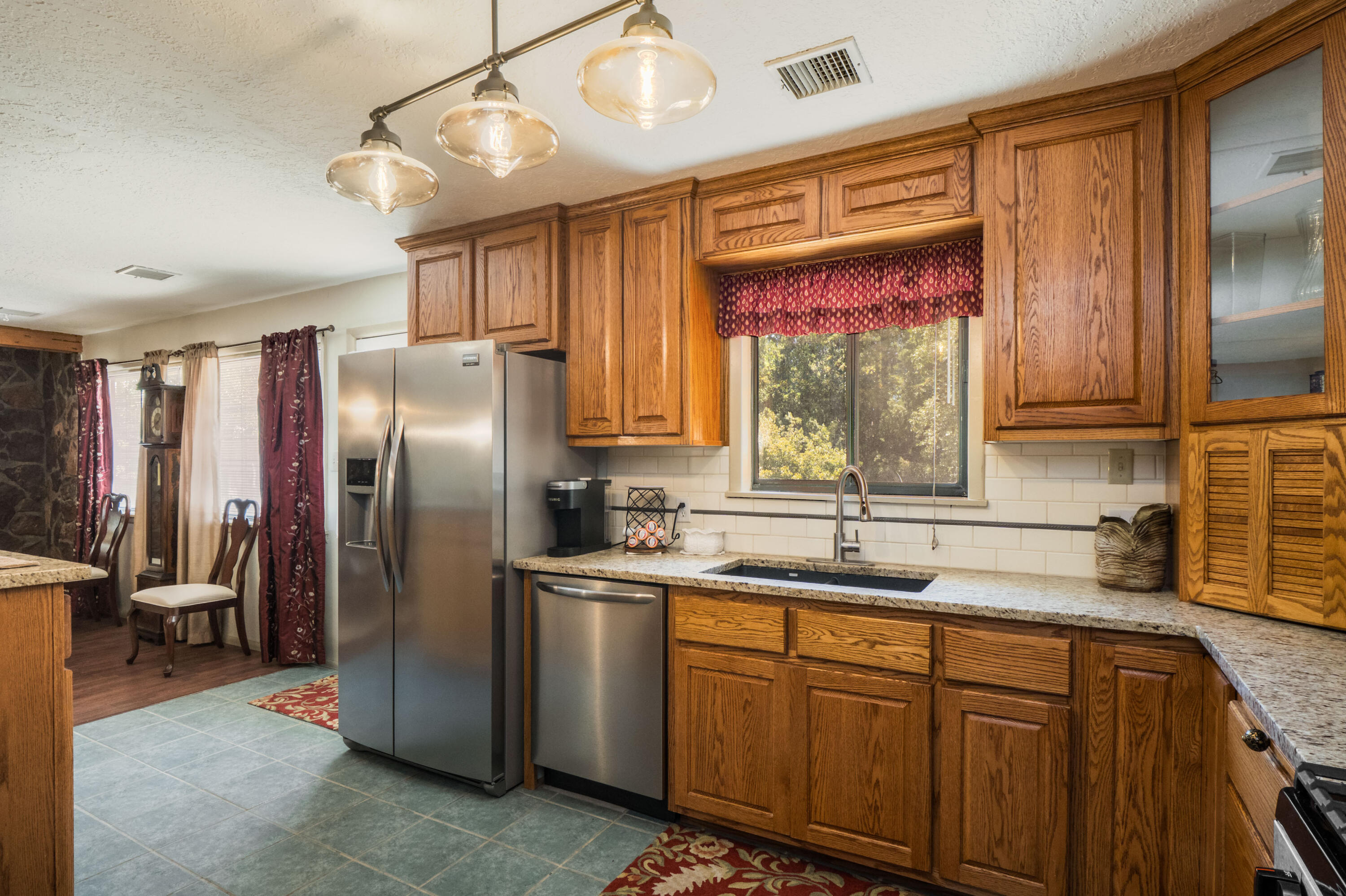 Photo 8 — 411 Schmidt Place SW