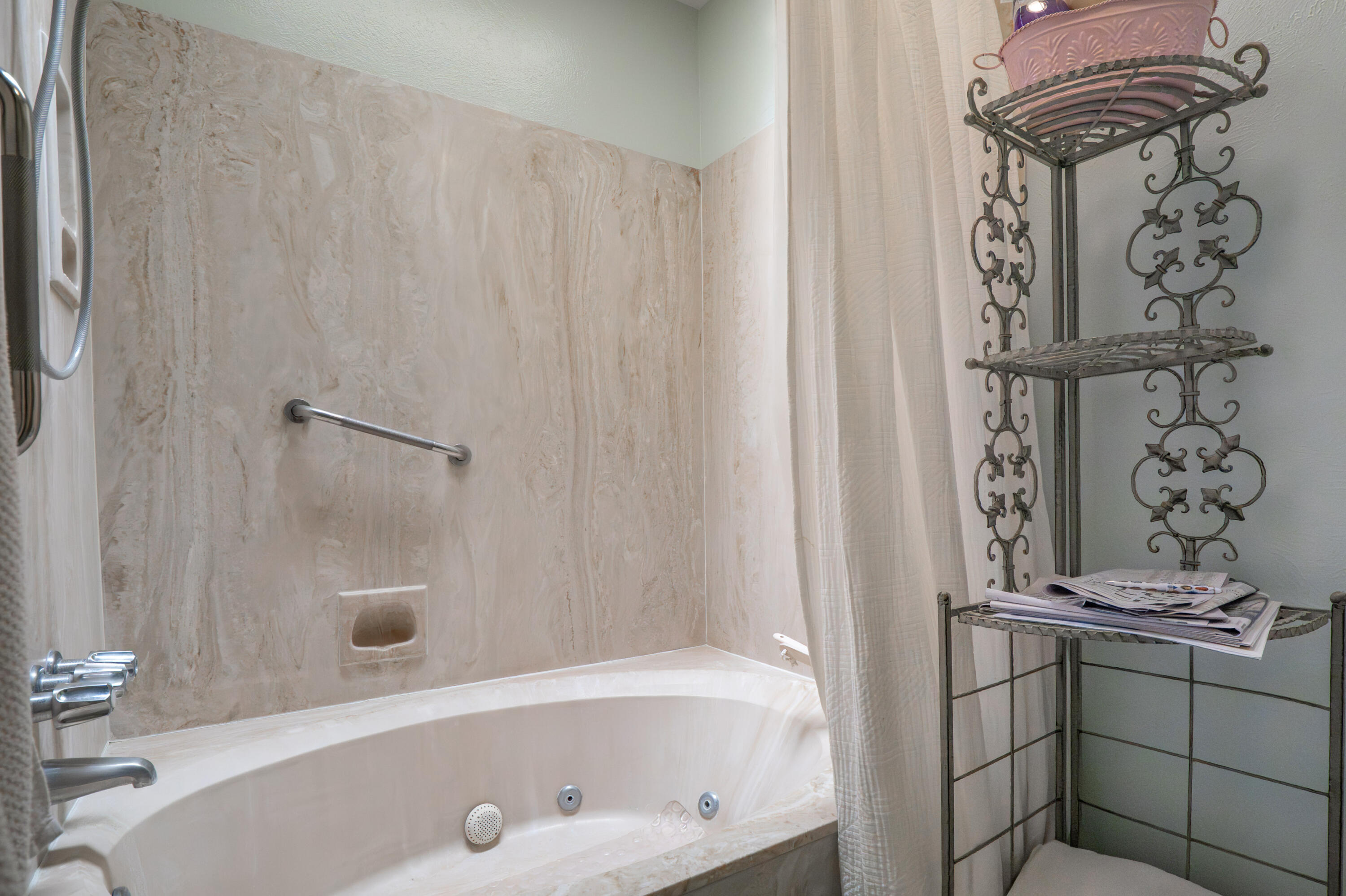 Photo 13 — 411 Schmidt Place SW