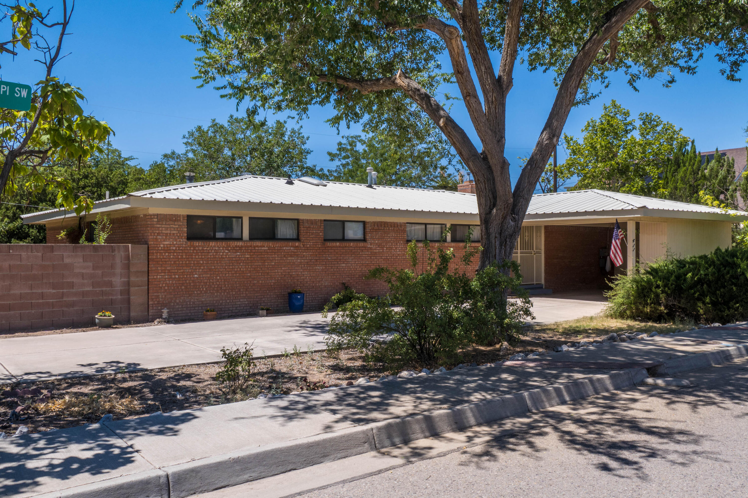 Photo 16 — 411 Schmidt Place SW