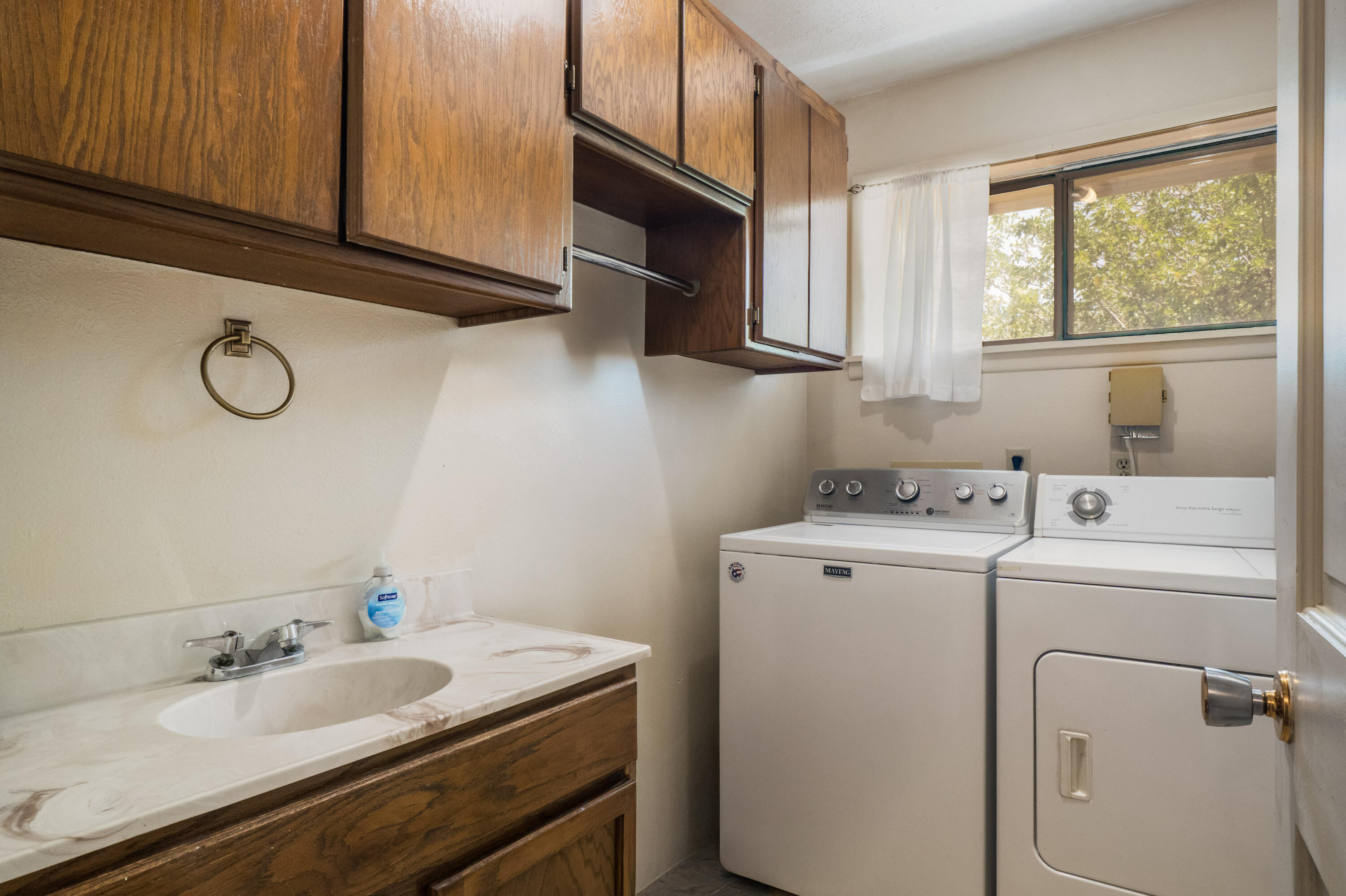 Photo 4 — 411 Schmidt Place SW