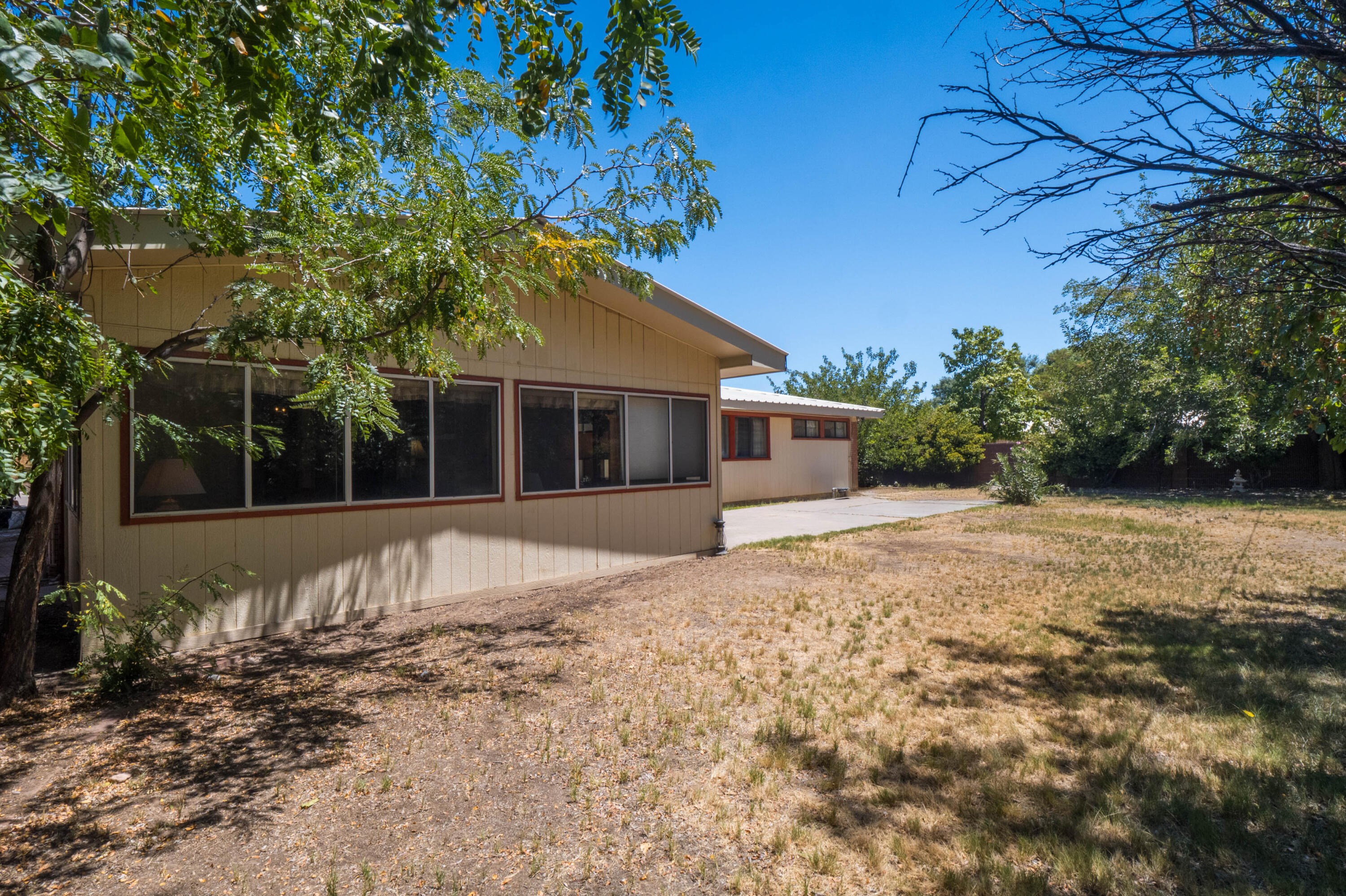 Photo 5 — 411 Schmidt Place SW