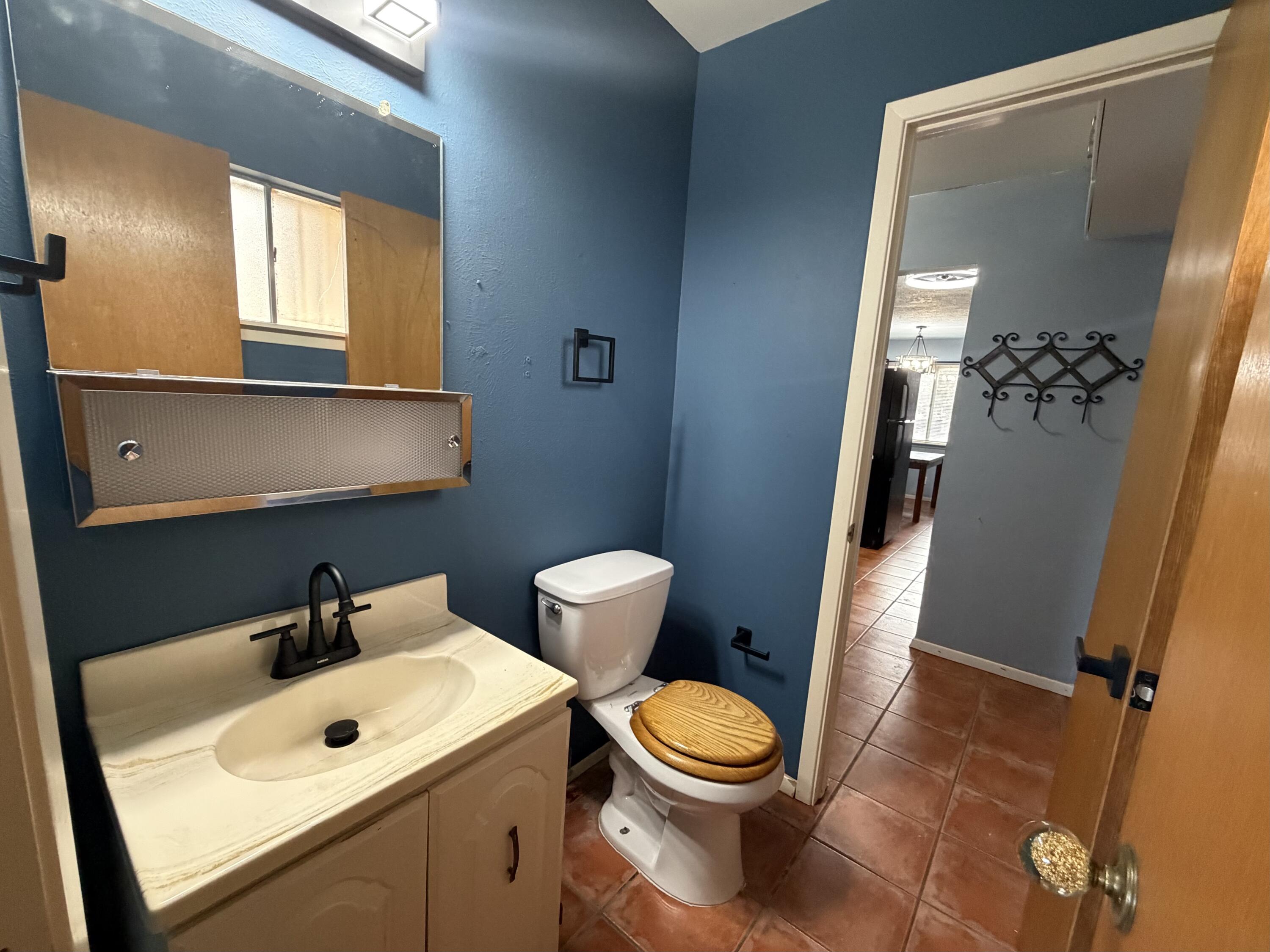 Photo 2 — 517 Ida Place NE