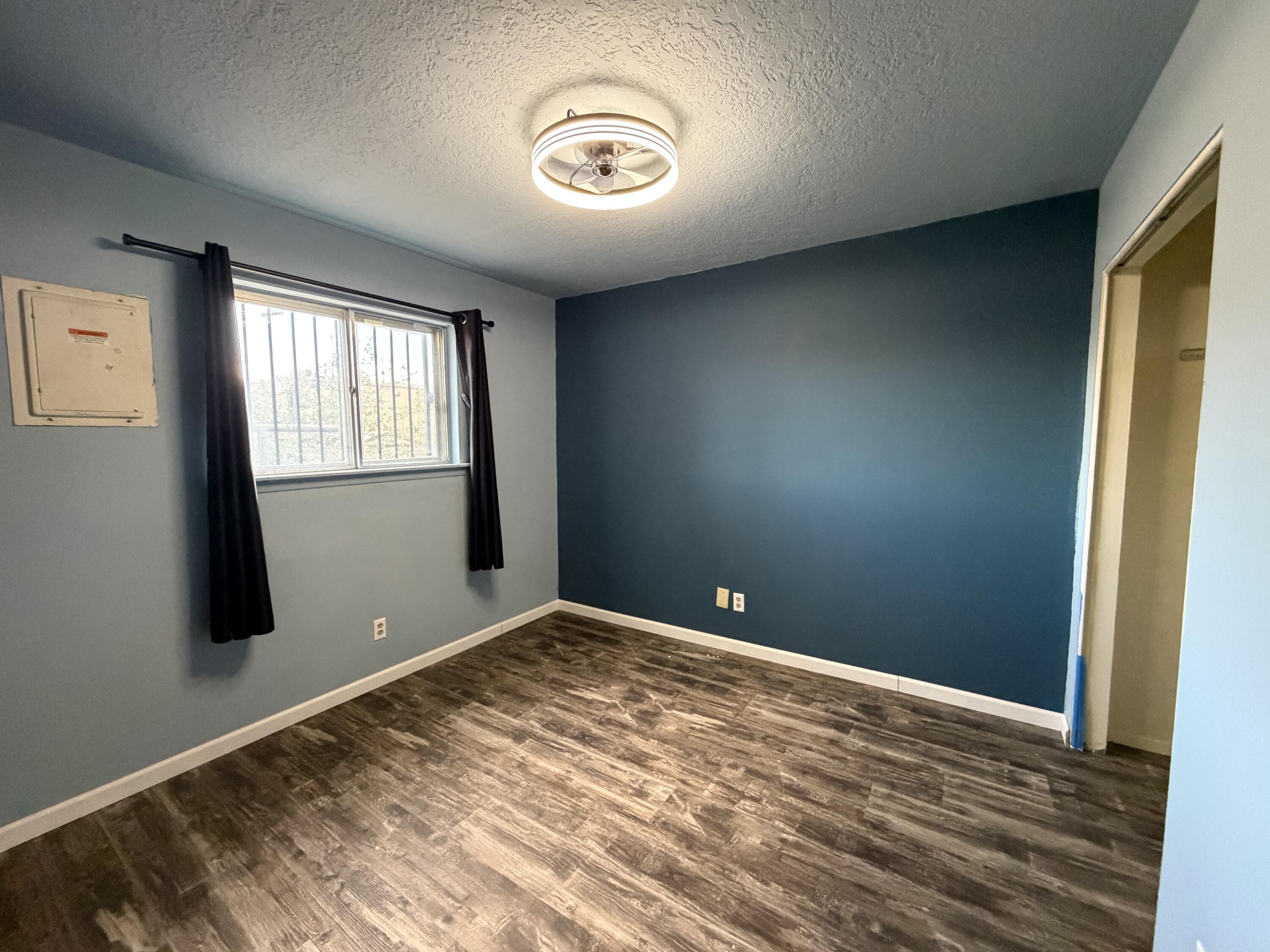 Photo 3 — 517 Ida Place NE