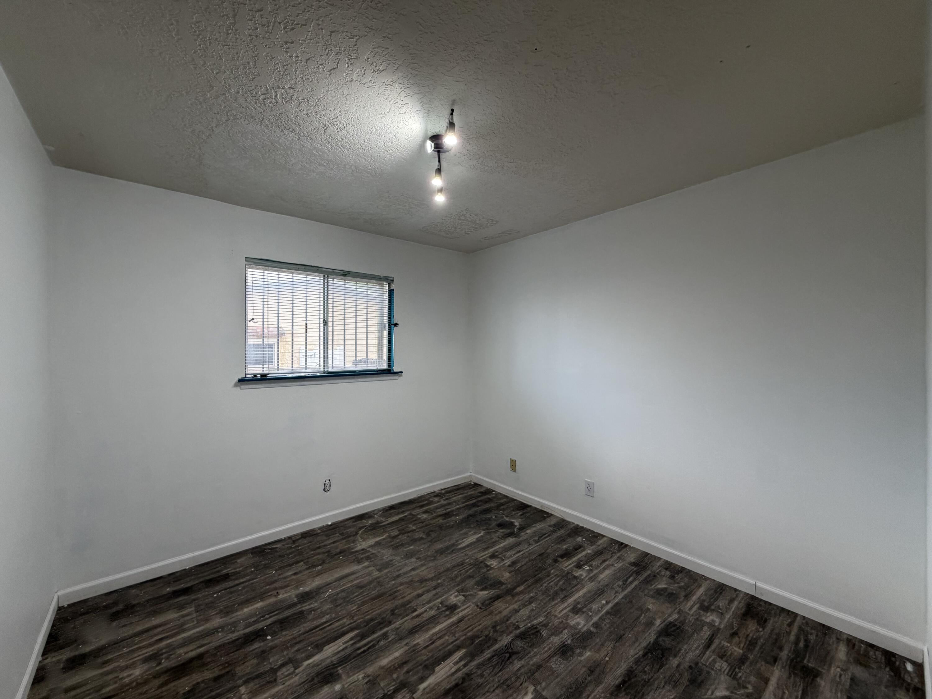 Photo 6 — 517 Ida Place NE