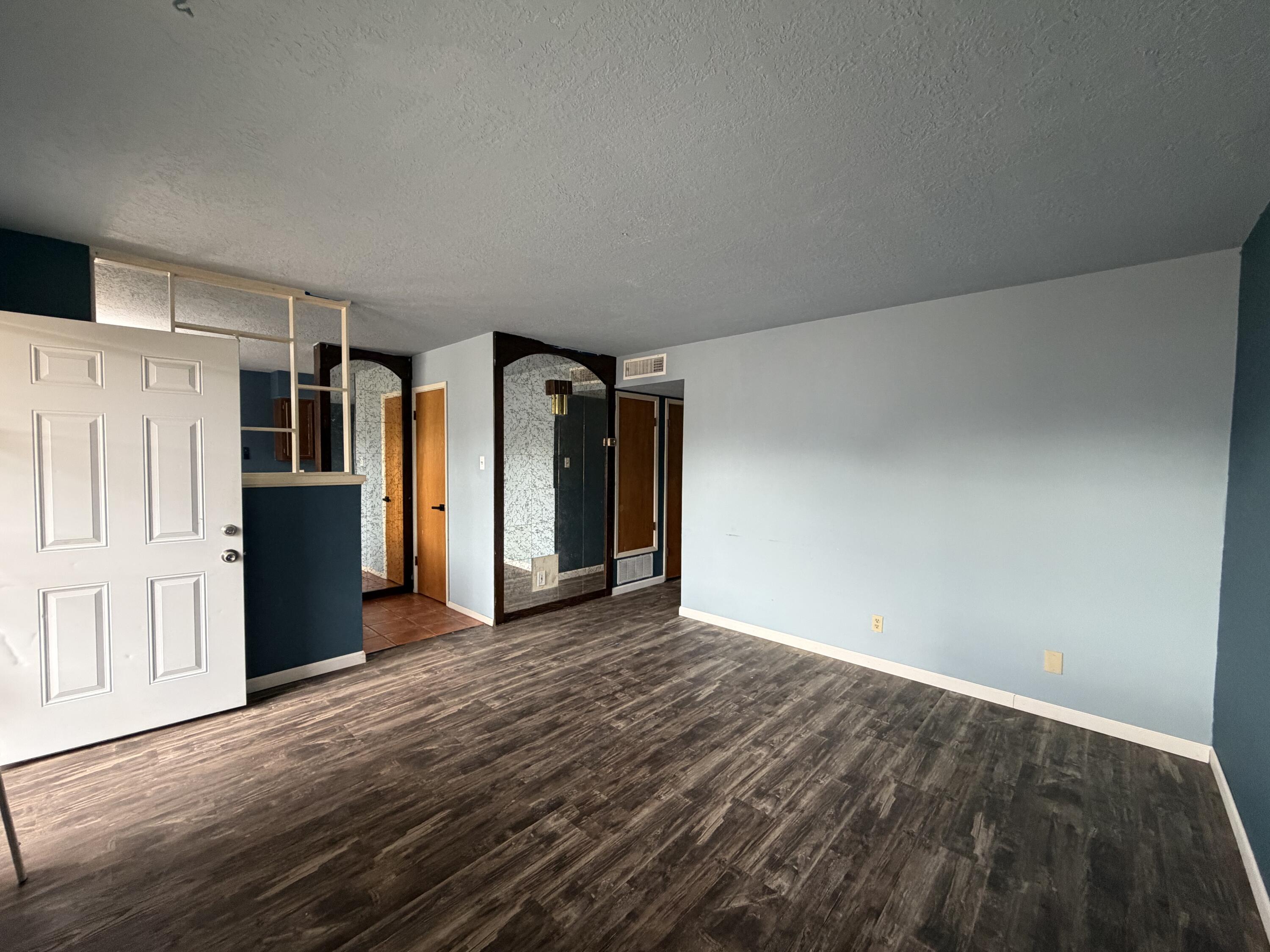 Photo 10 — 517 Ida Place NE