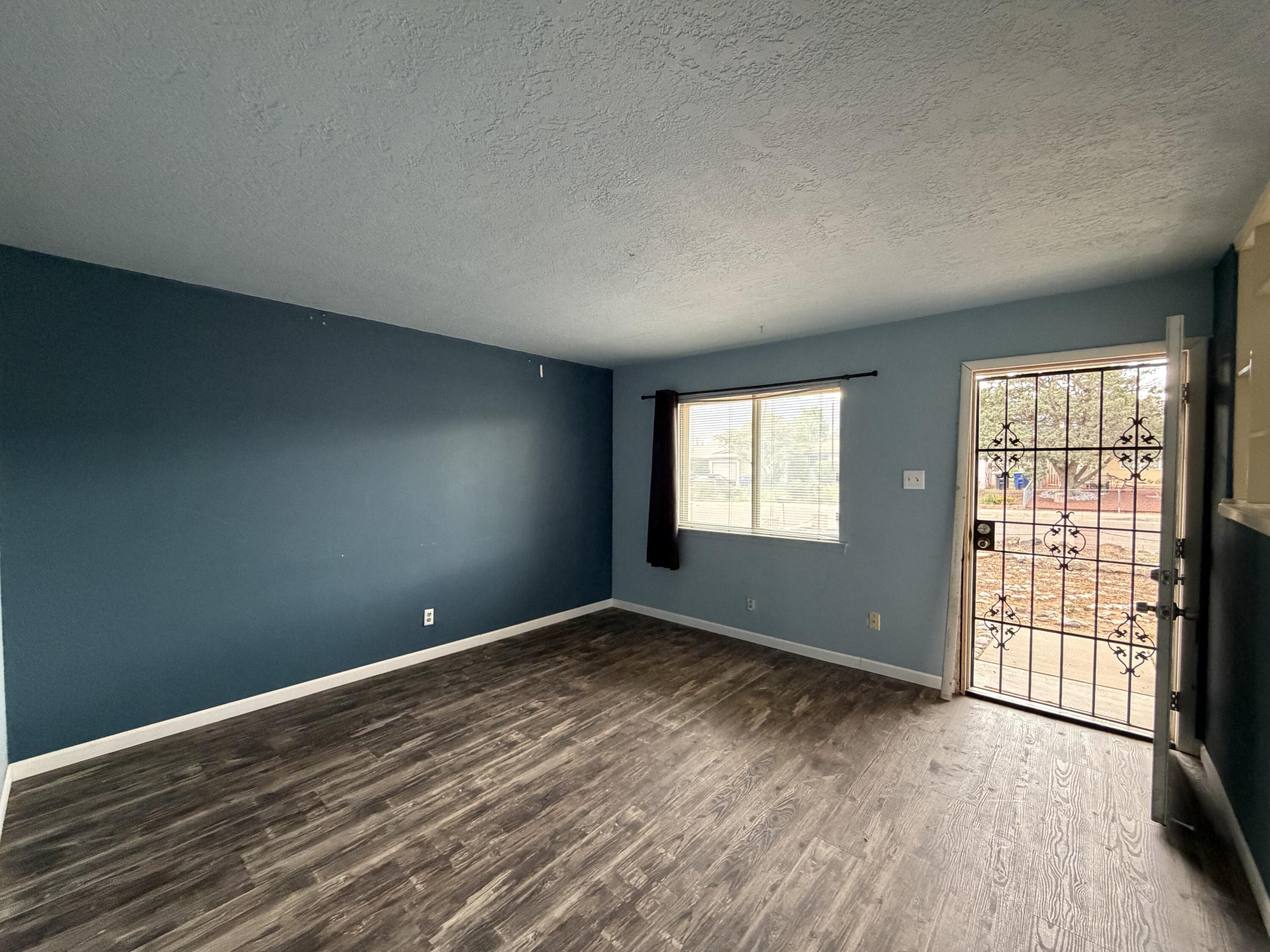 Photo 11 — 517 Ida Place NE