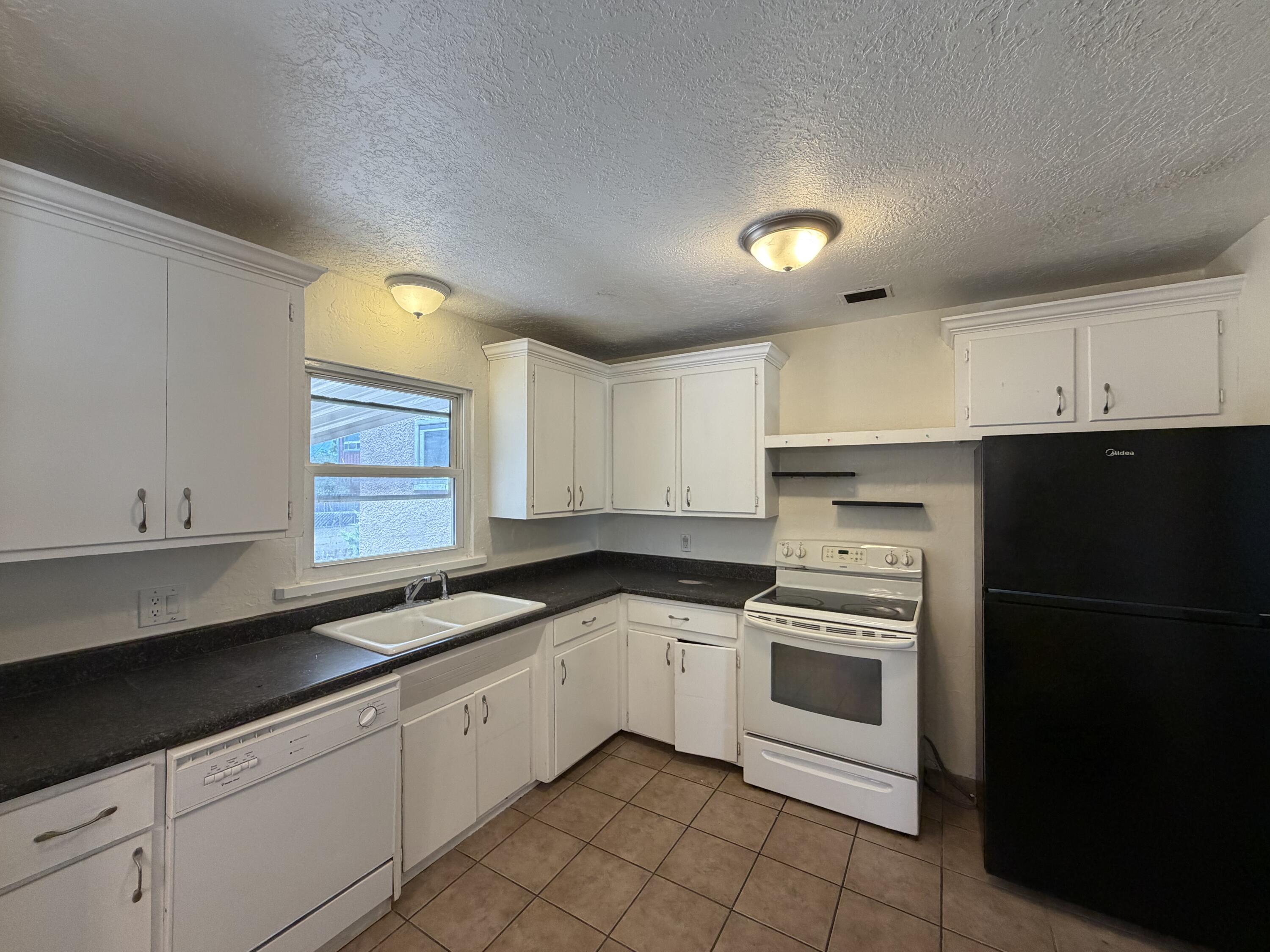 Photo 4 — 317 Cagua Drive NE