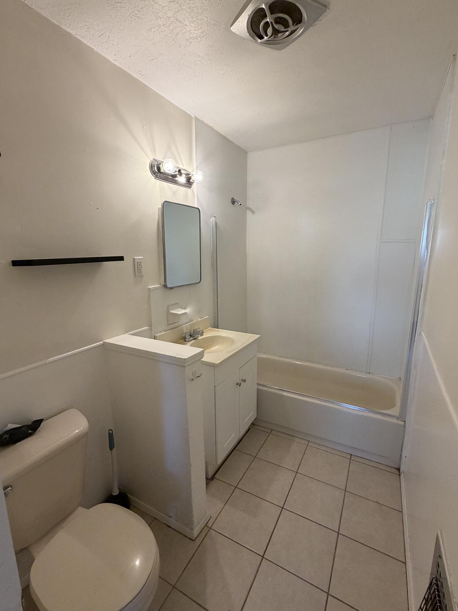 Photo 8 — 317 Cagua Drive NE