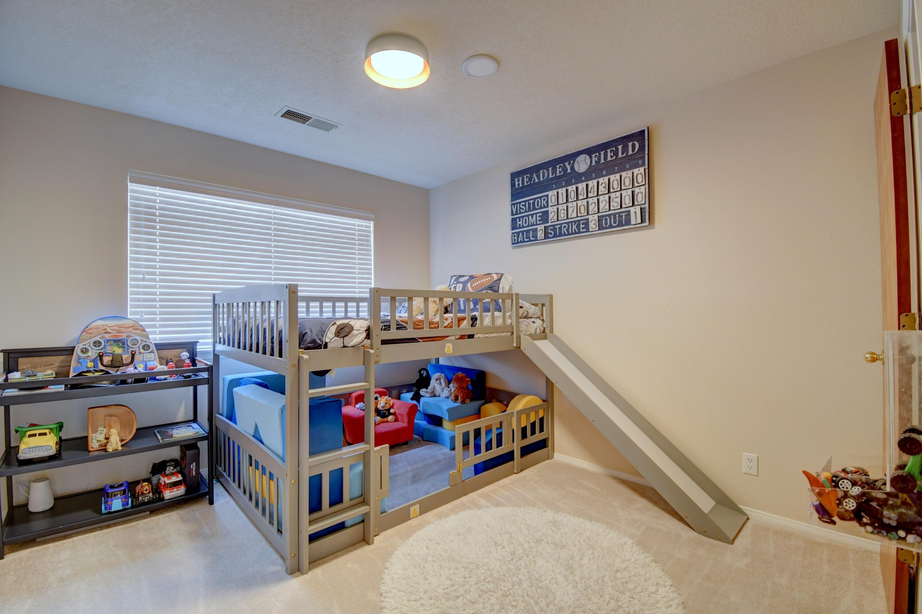 Photo 2 — 7908 Eagle Rock Avenue NE