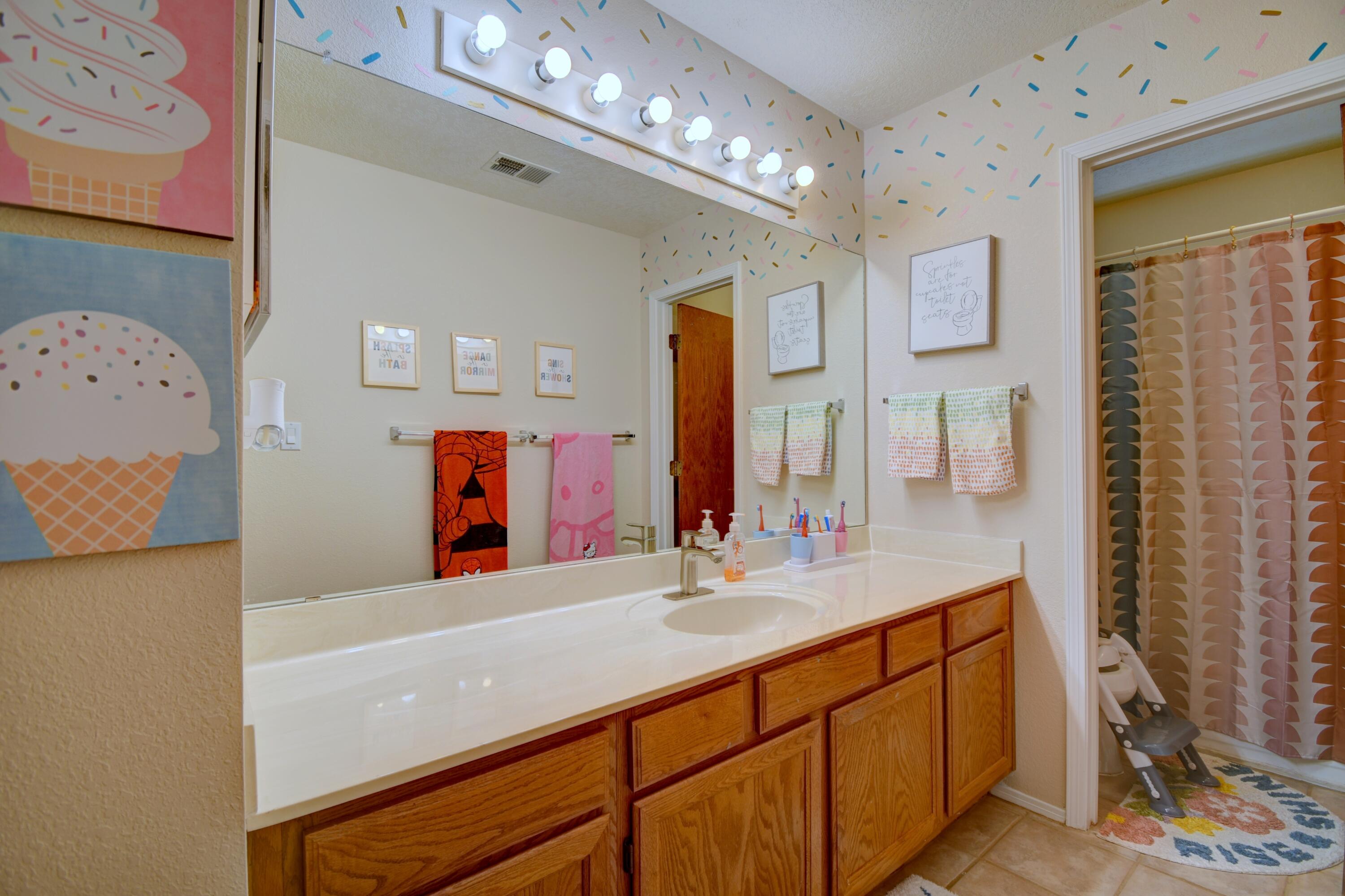 Photo 3 — 7908 Eagle Rock Avenue NE