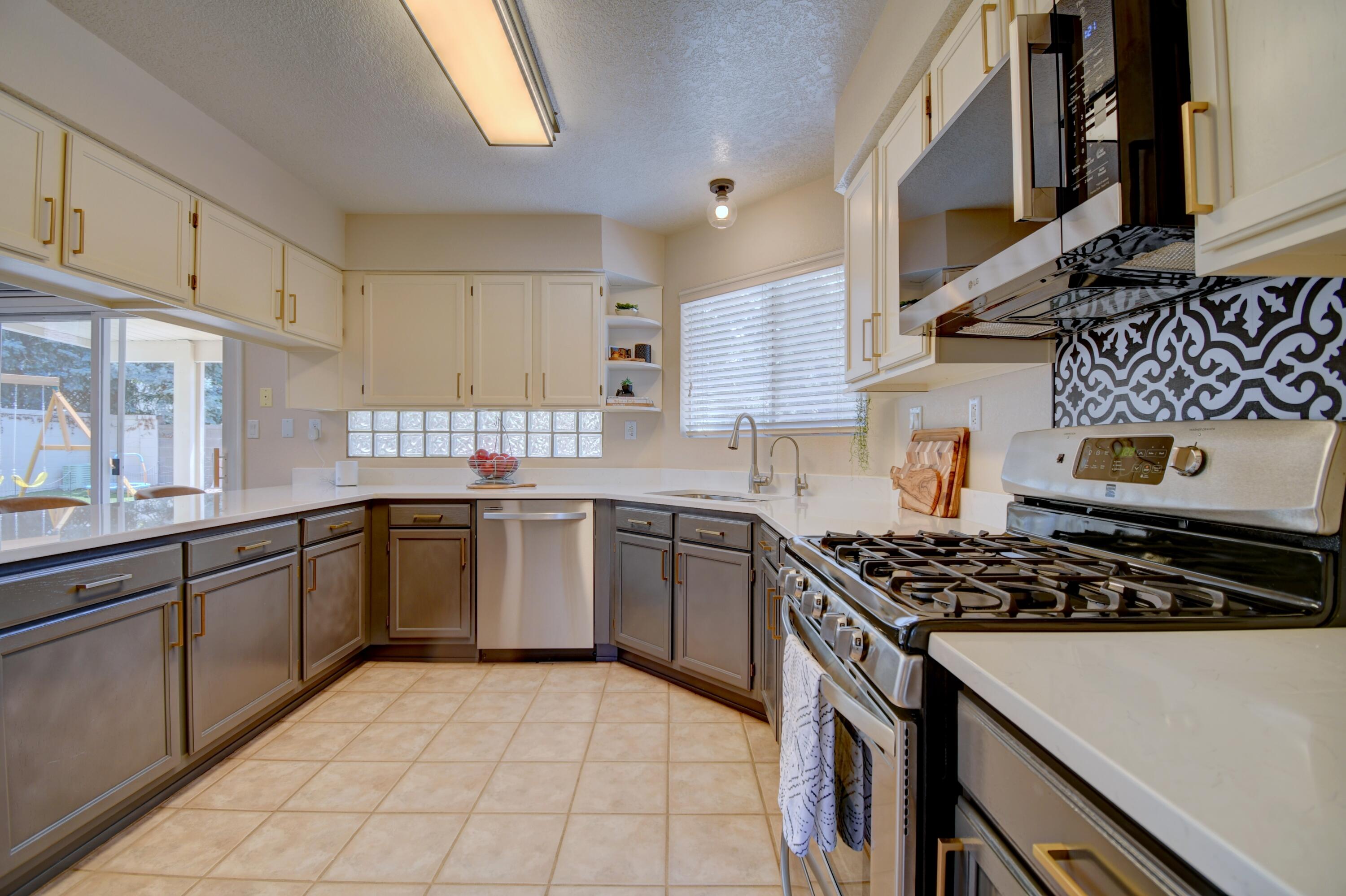 Photo 17 — 7908 Eagle Rock Avenue NE