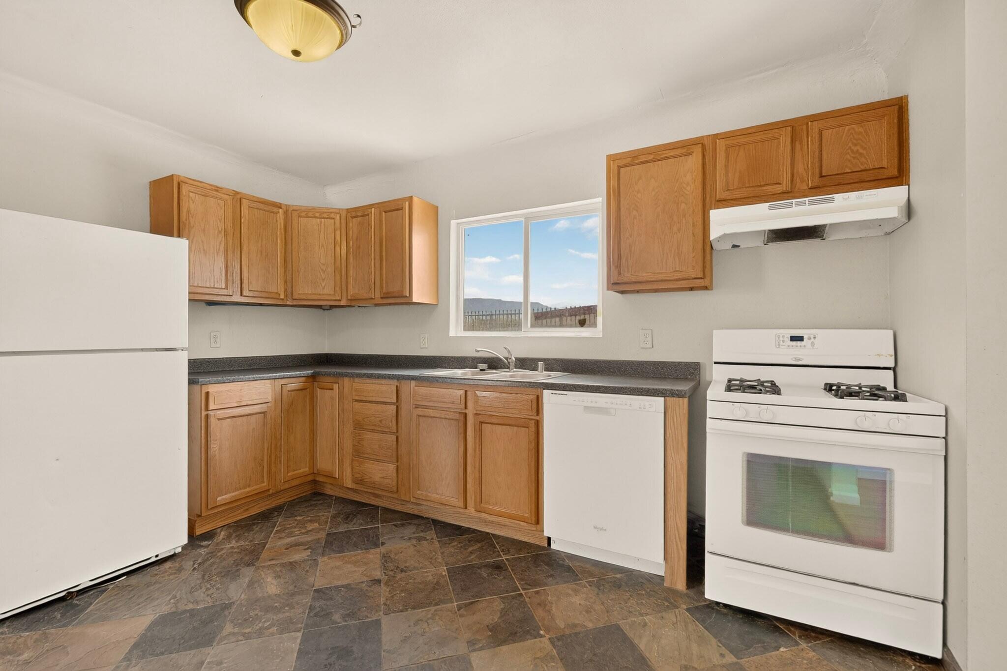 Photo 13 — 522 Montano Road NW
