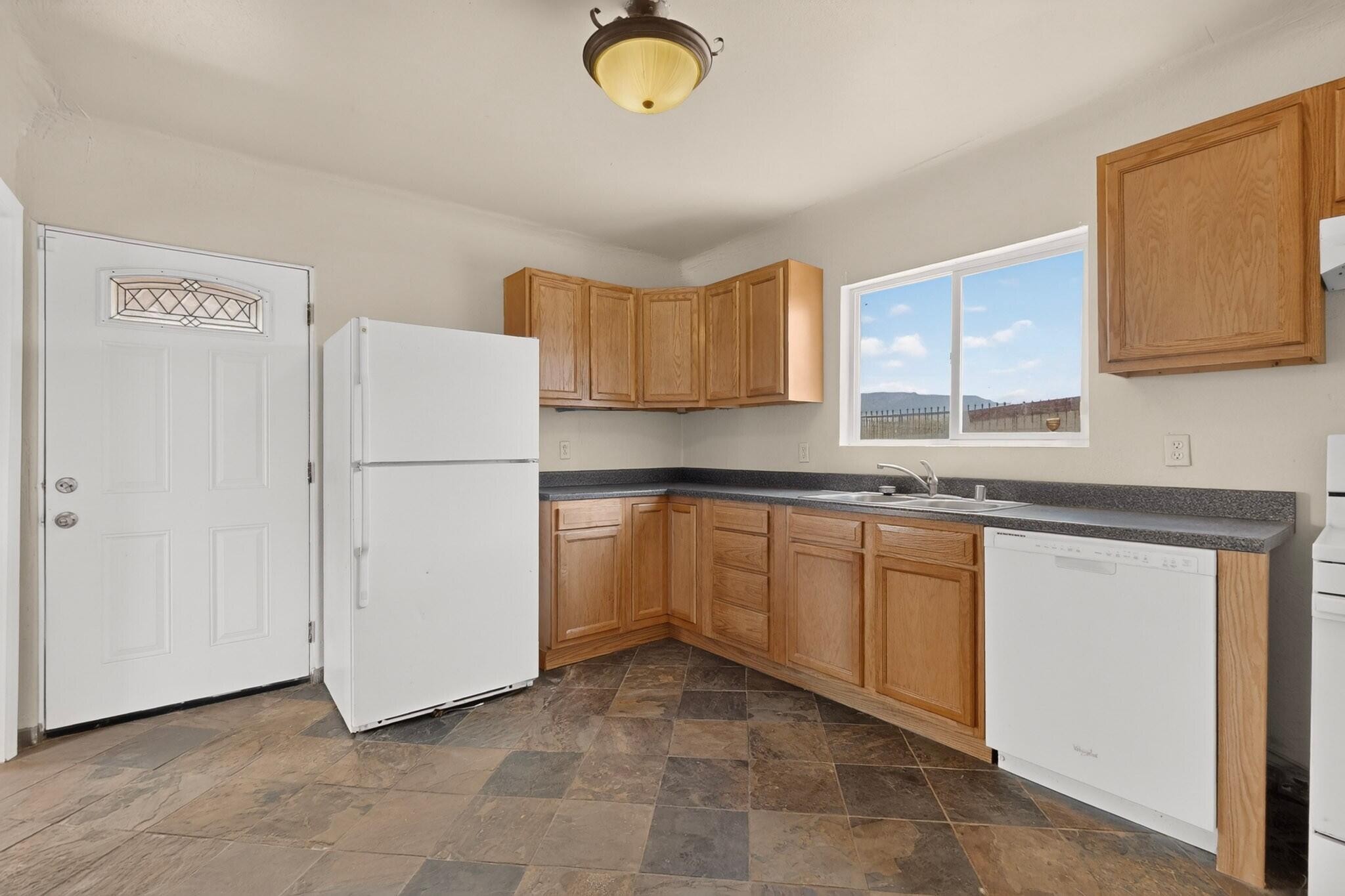 Photo 11 — 522 Montano Road NW