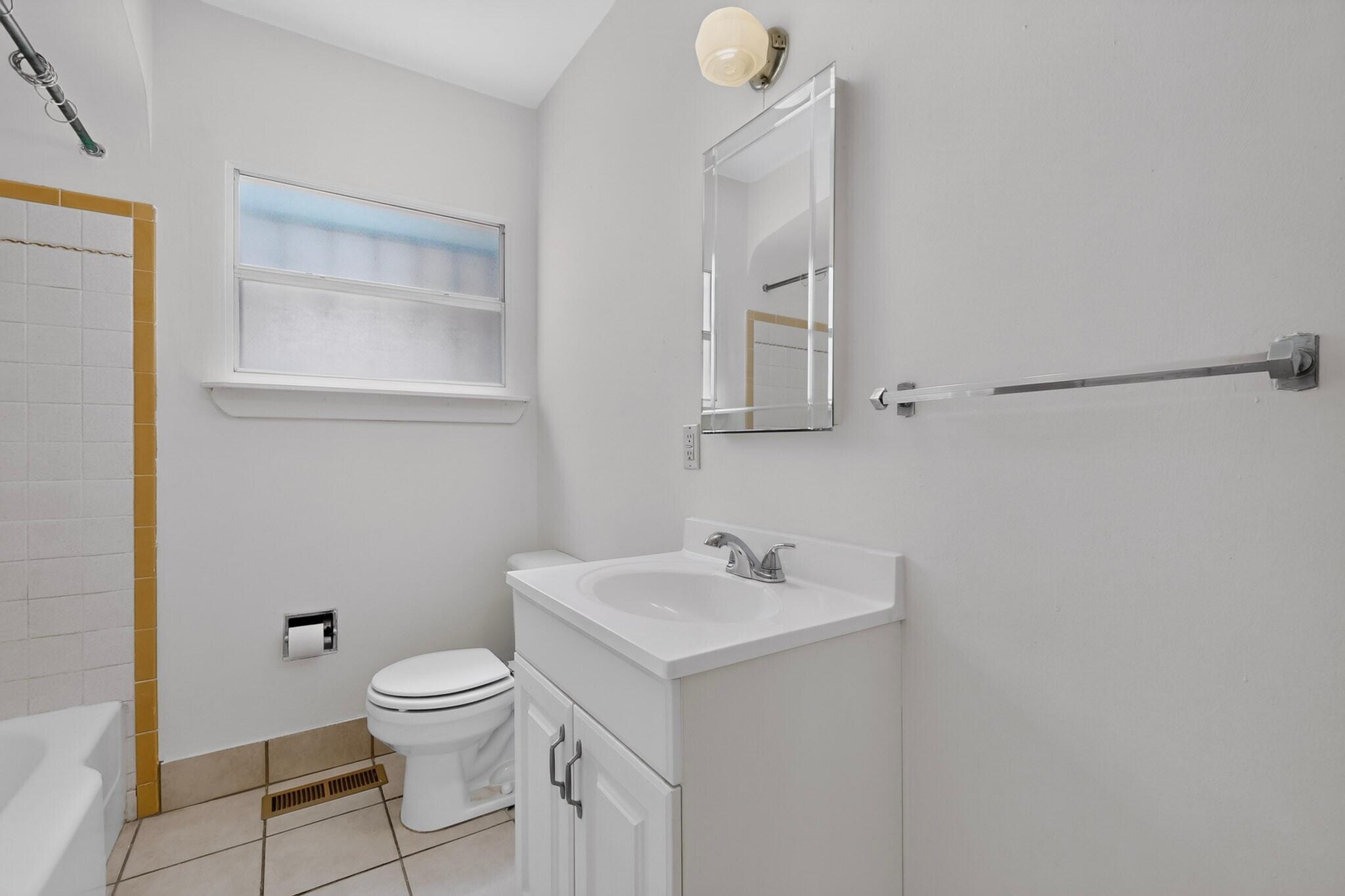 Photo 5 — 629 Dartmouth Drive NE