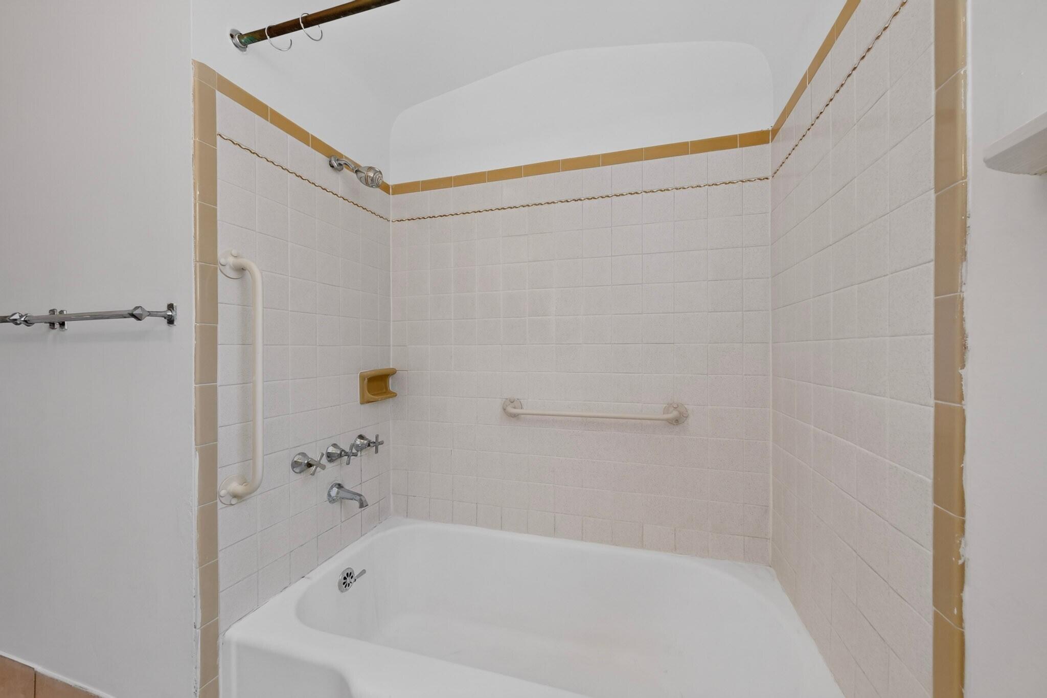 Photo 7 — 629 Dartmouth Drive NE