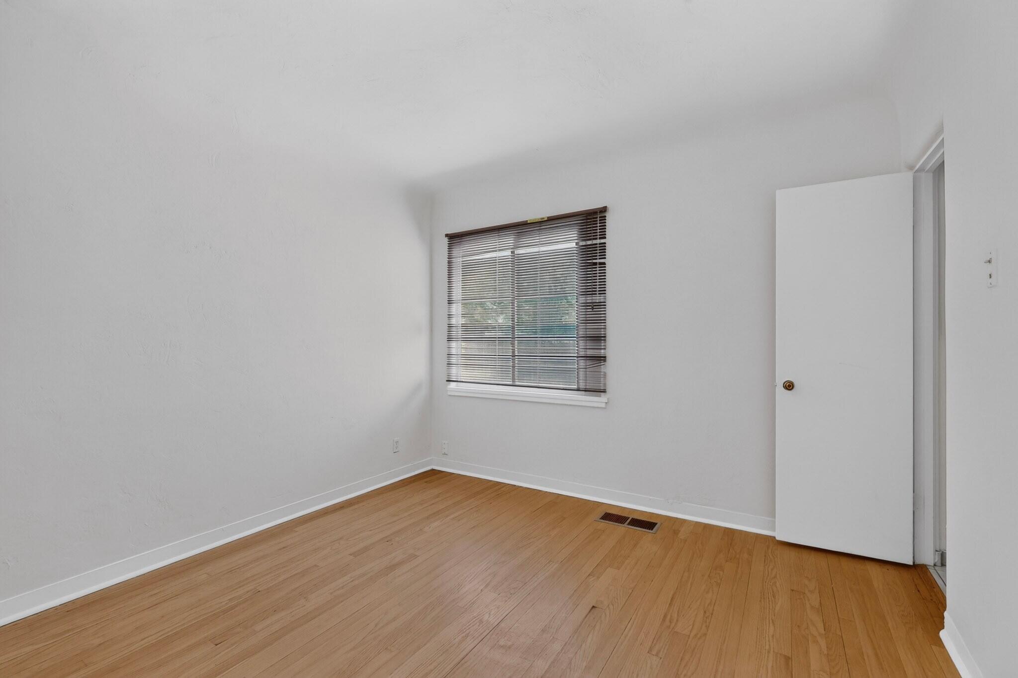 Photo 10 — 629 Dartmouth Drive NE