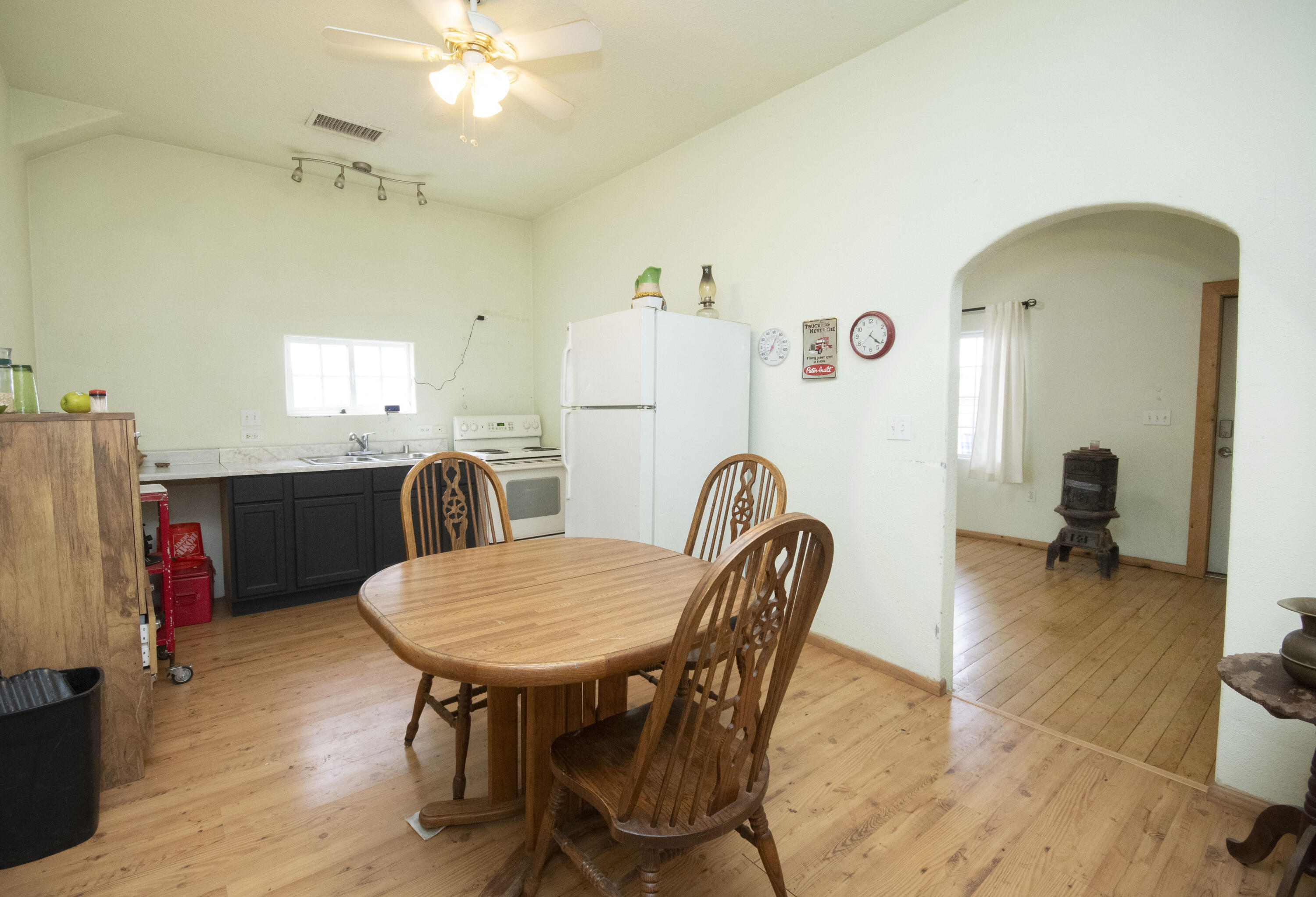 Photo 4 — 517 E Reinken Avenue