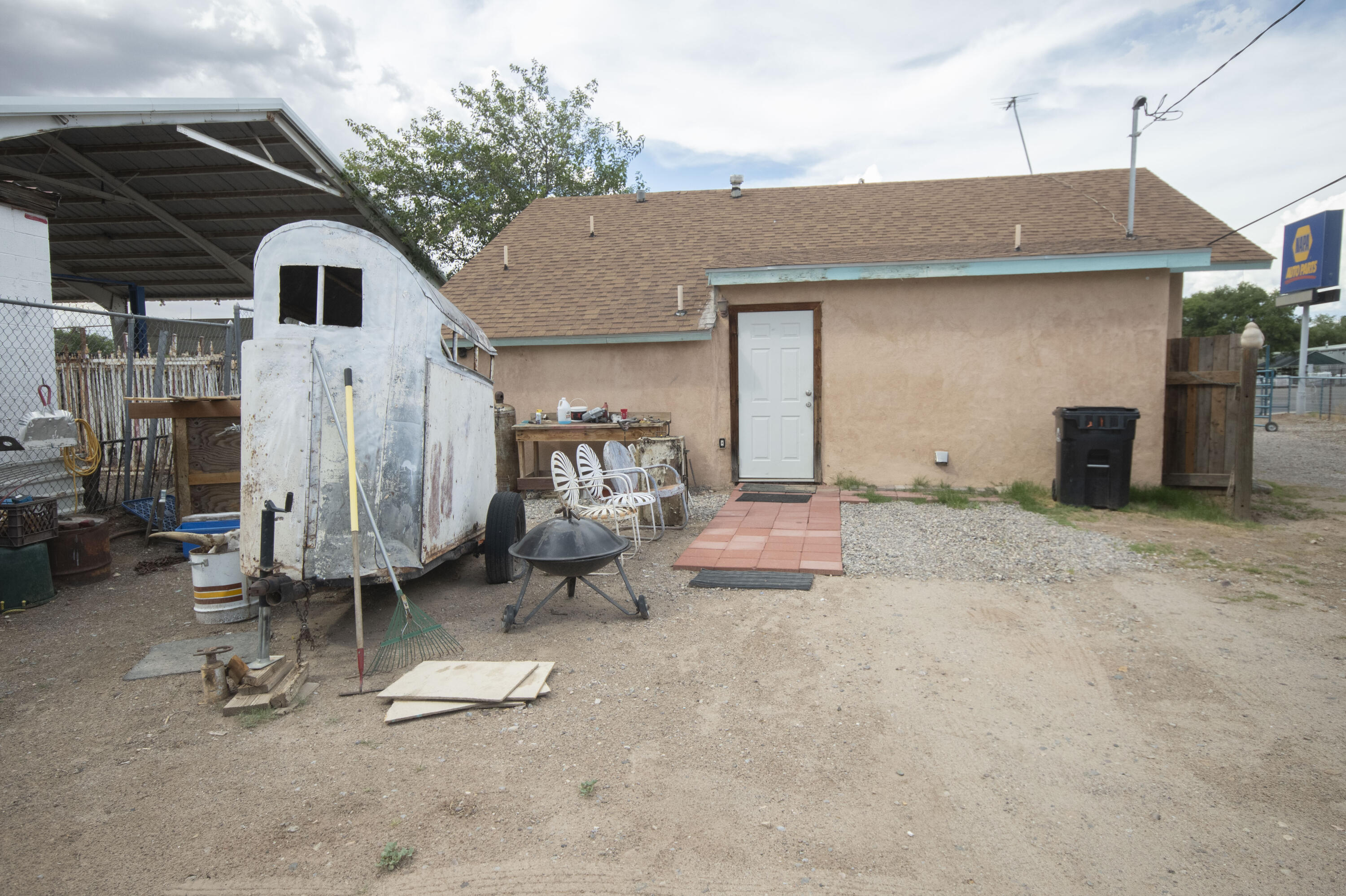 Photo 3 — 517 E Reinken Avenue