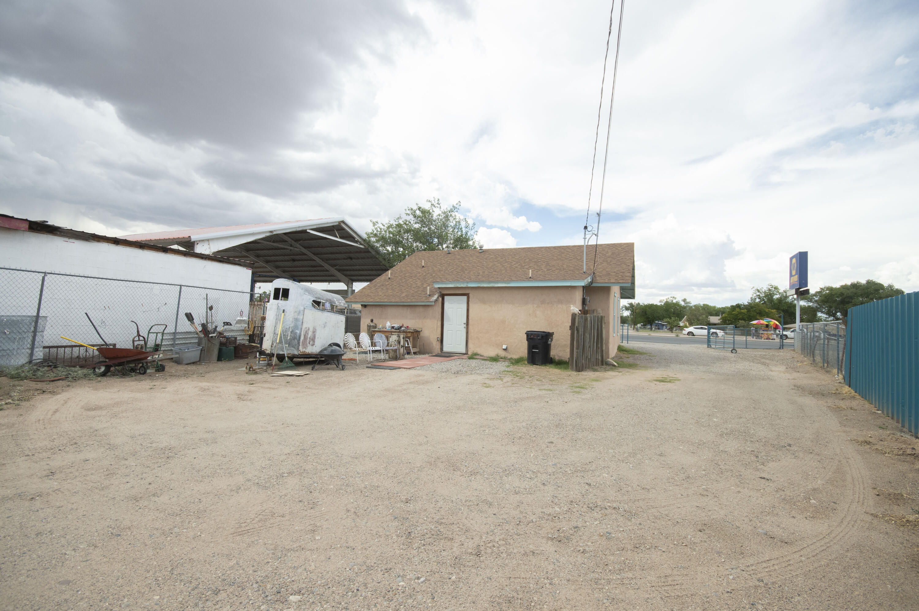 Photo 2 — 517 E Reinken Avenue