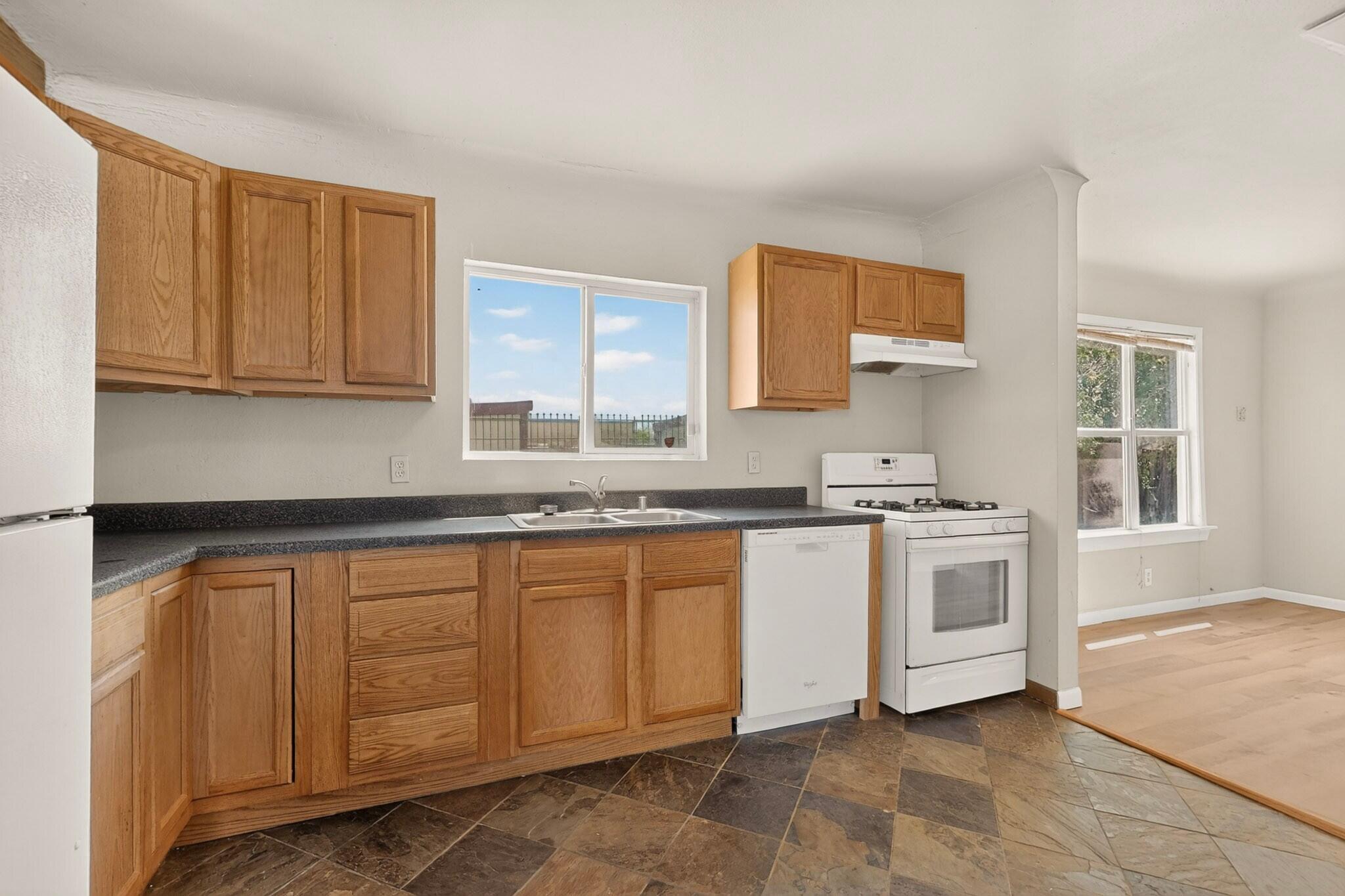 Photo 9 — 522 Montano Road NW