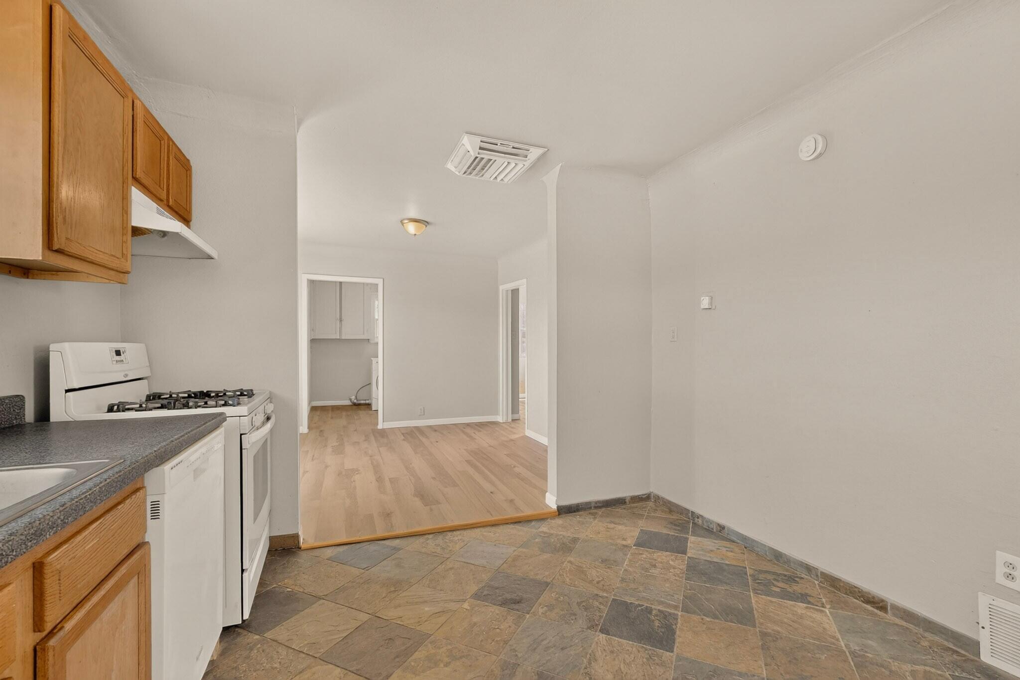 Photo 13 — 522 Montano Road NW