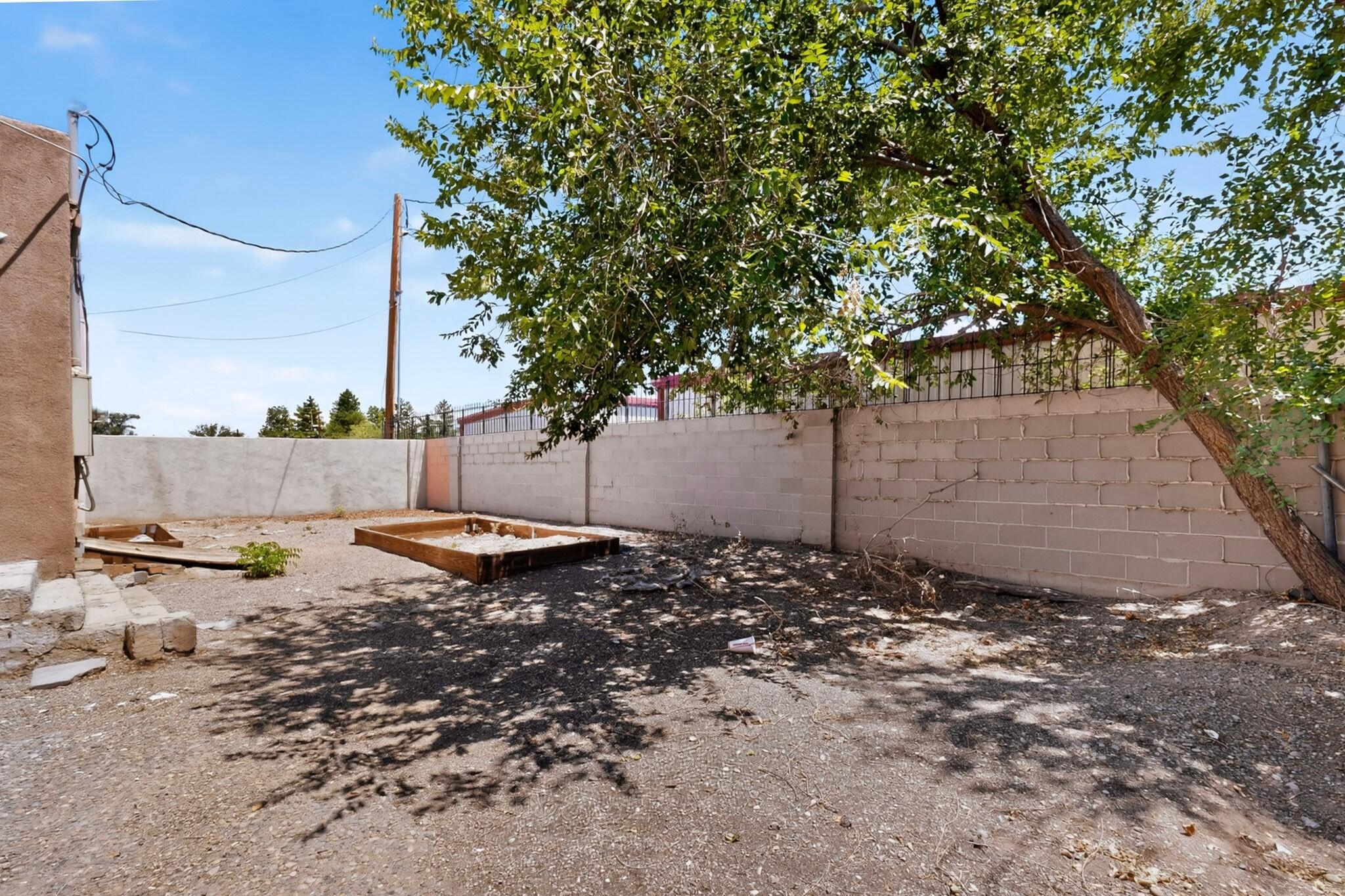 Photo 2 — 522 Montano Road NW