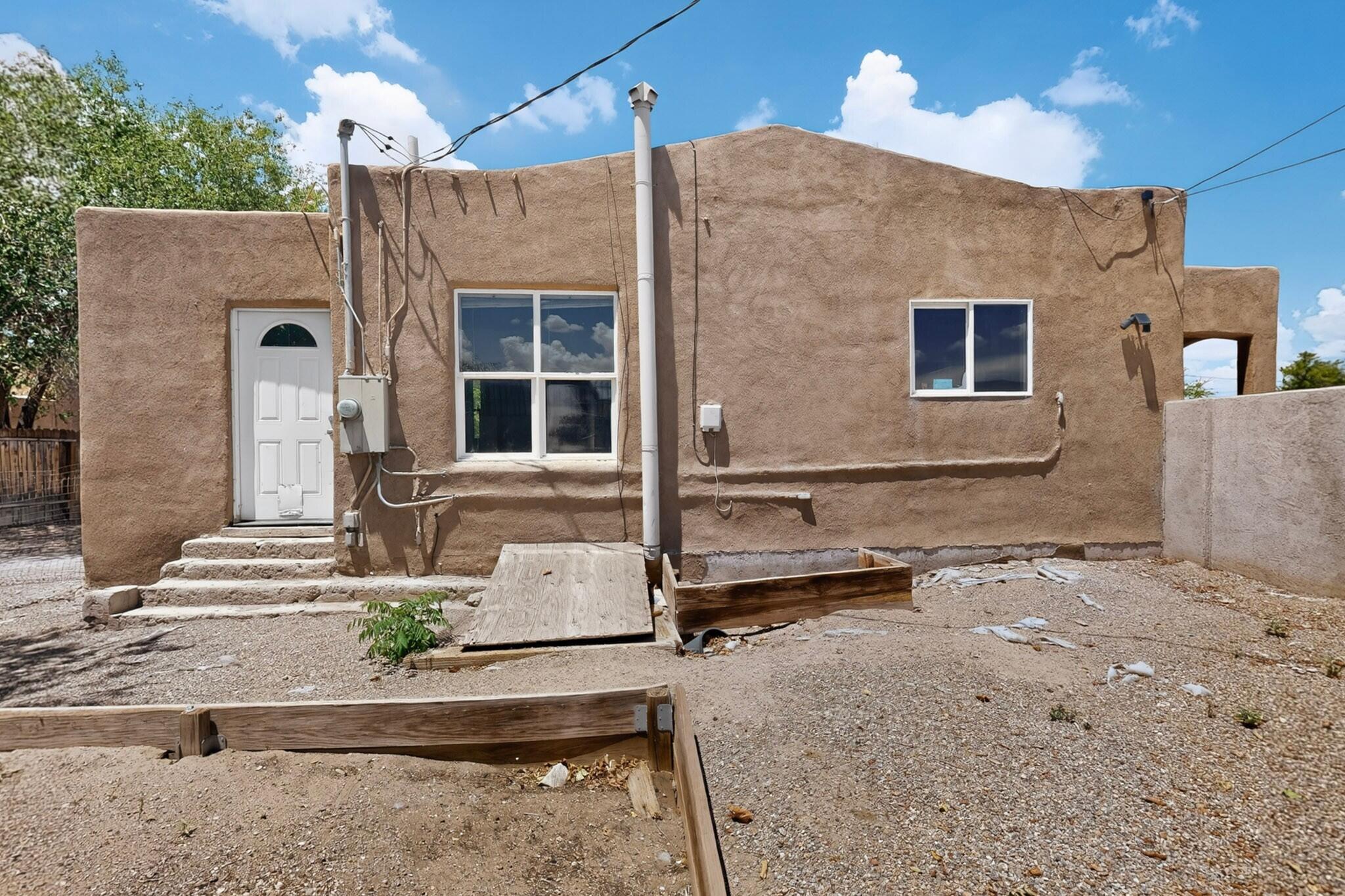 Photo 3 — 522 Montano Road NW