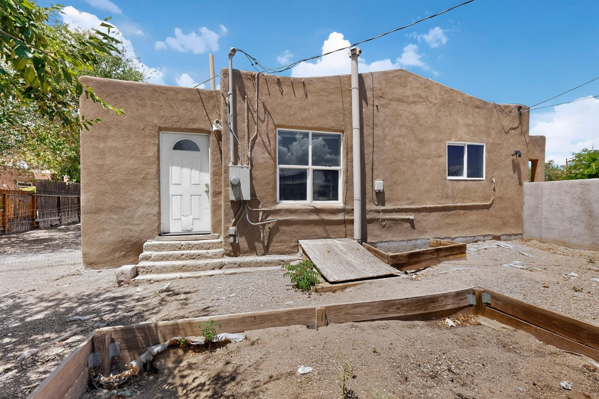 Photo 4 — 522 Montano Road NW