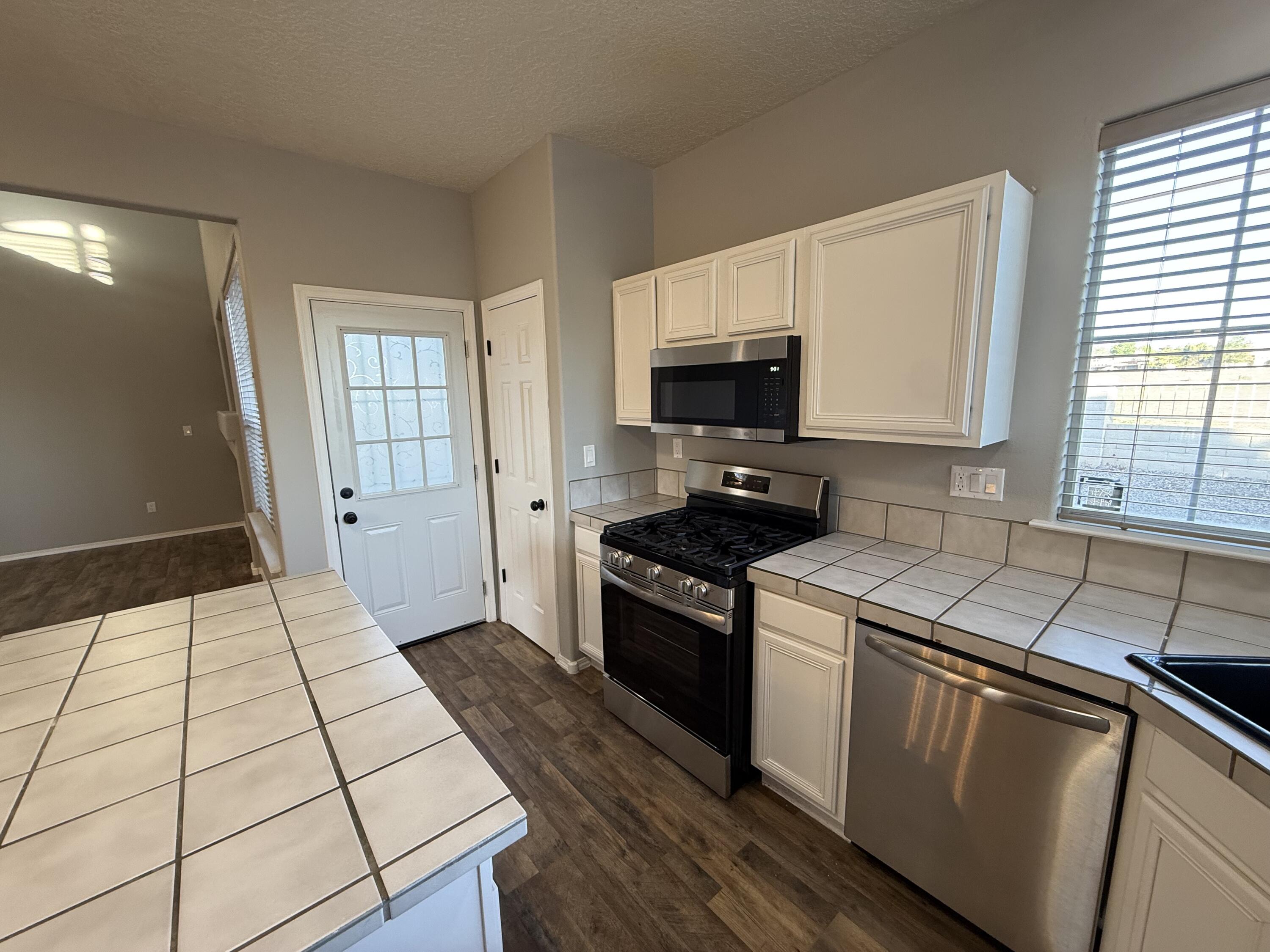 Photo 16 — 701 Renaissance Loop SE