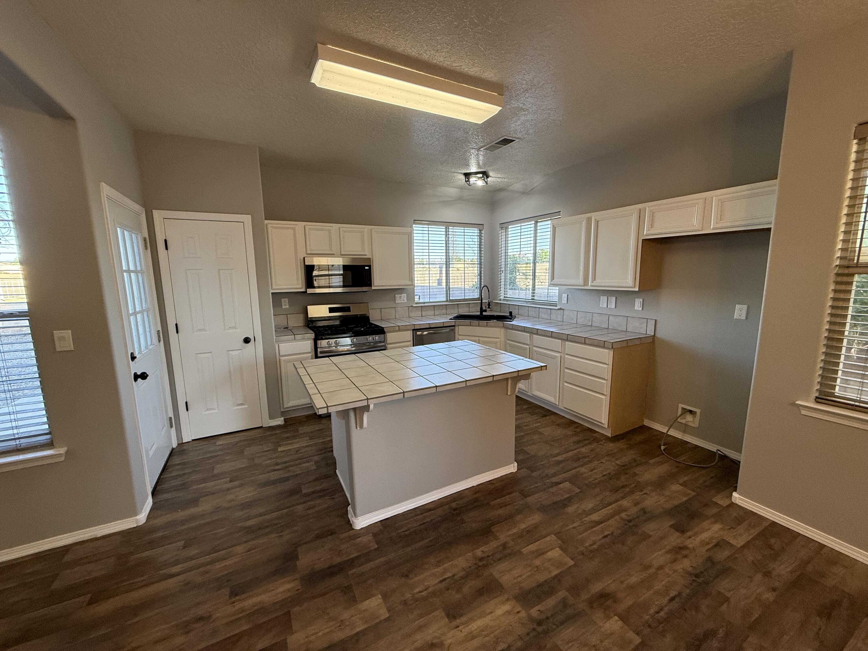 Photo 17 — 701 Renaissance Loop SE
