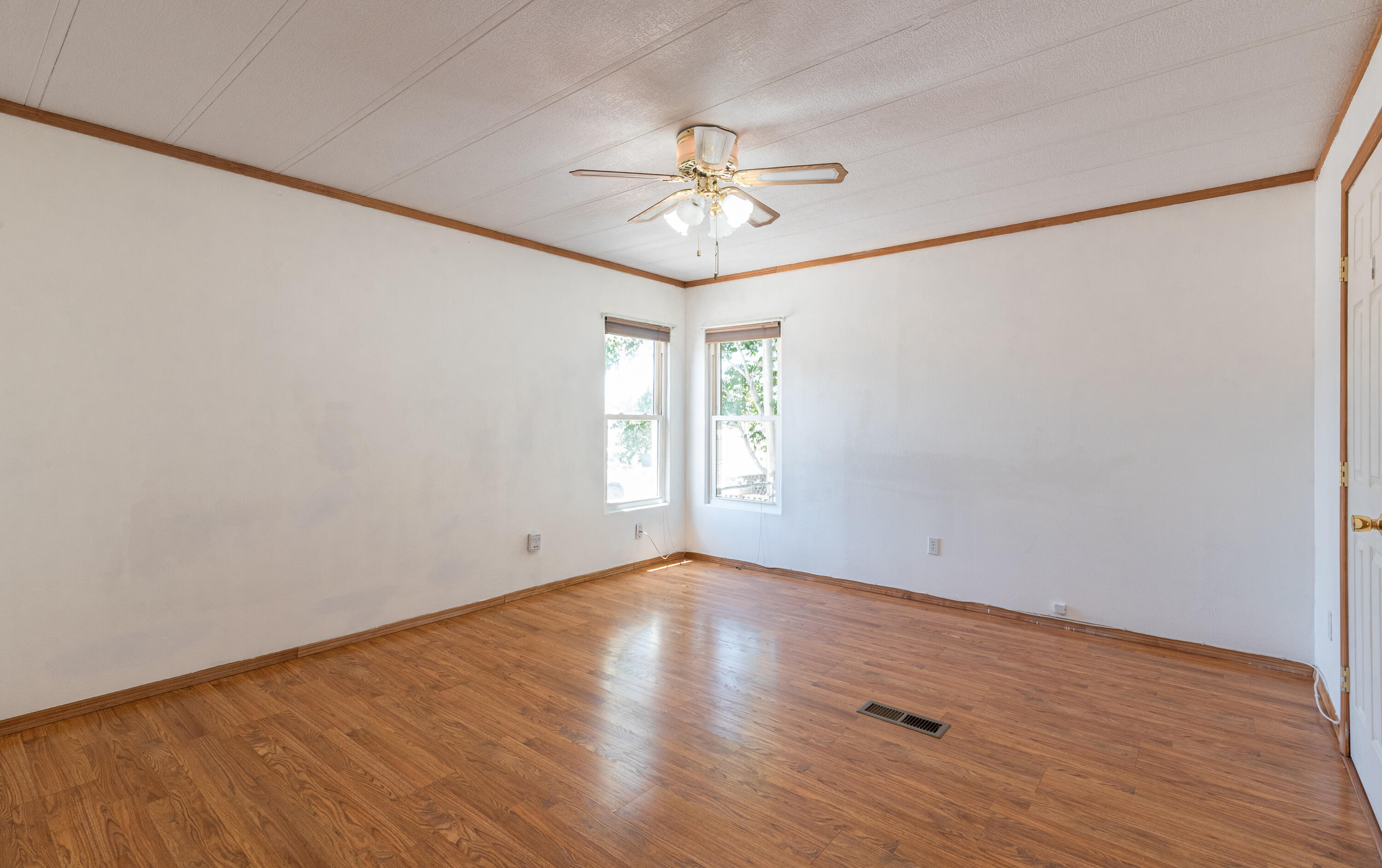 Photo 14 — 6517 San Francisco Road NE