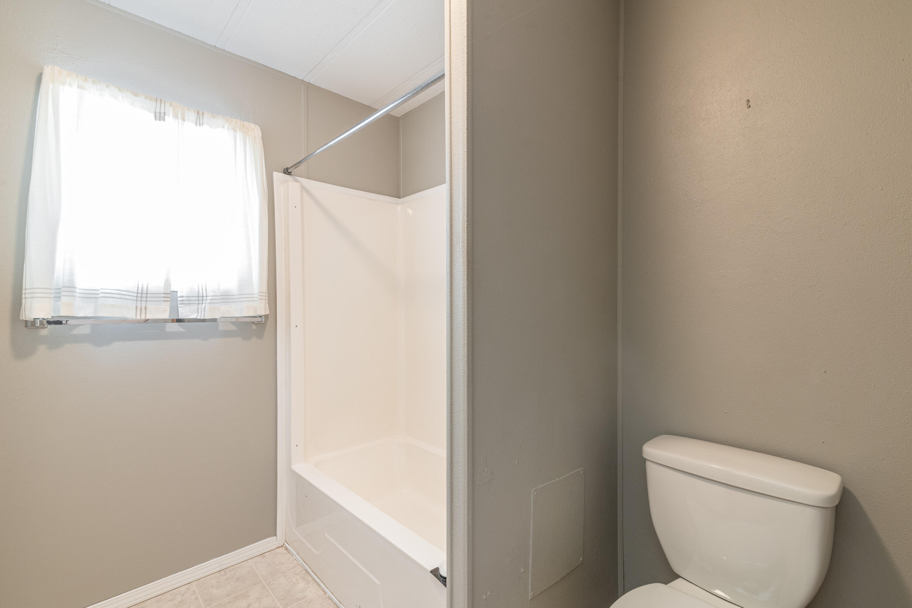 Photo 10 — 6517 San Francisco Road NE