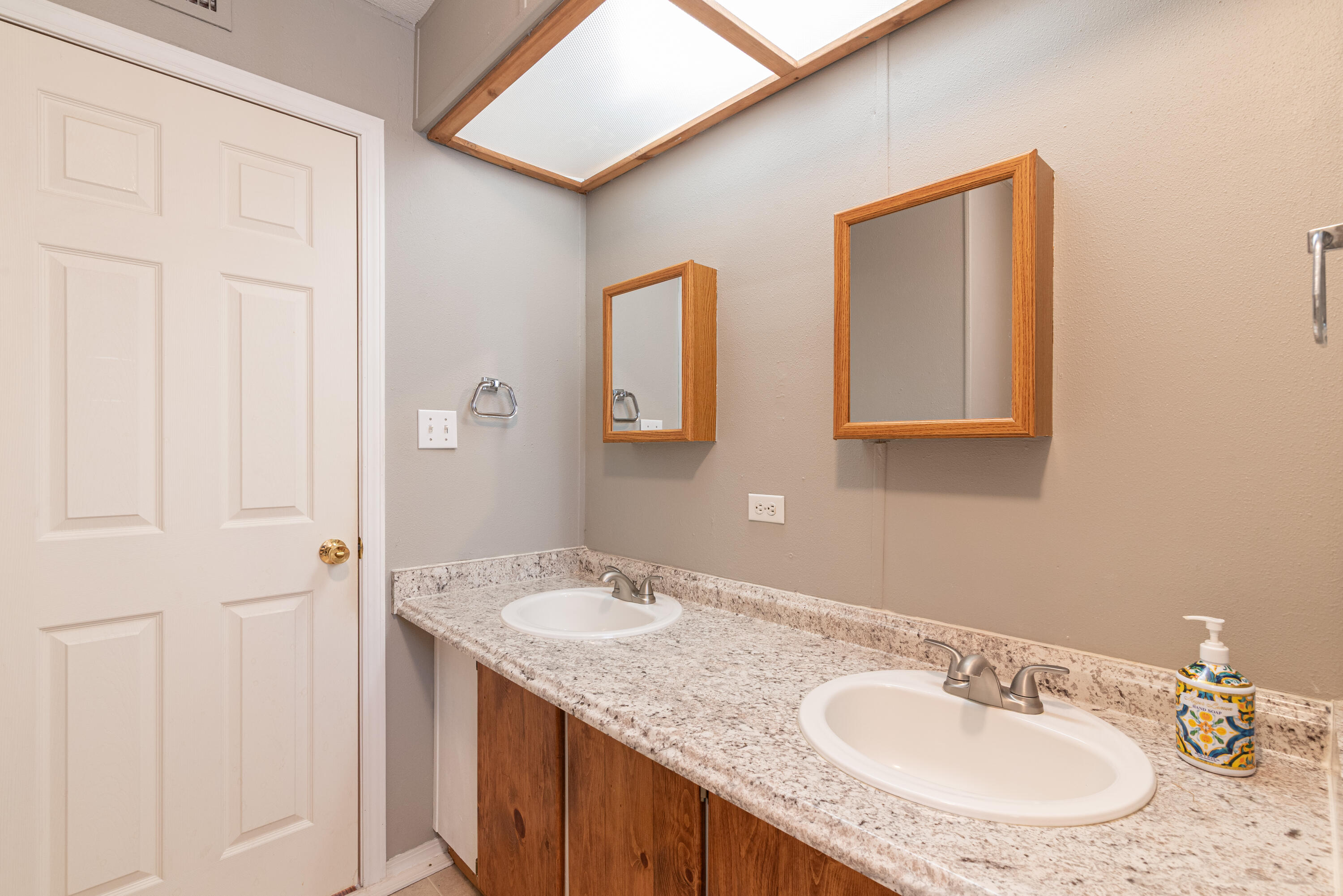 Photo 9 — 6517 San Francisco Road NE