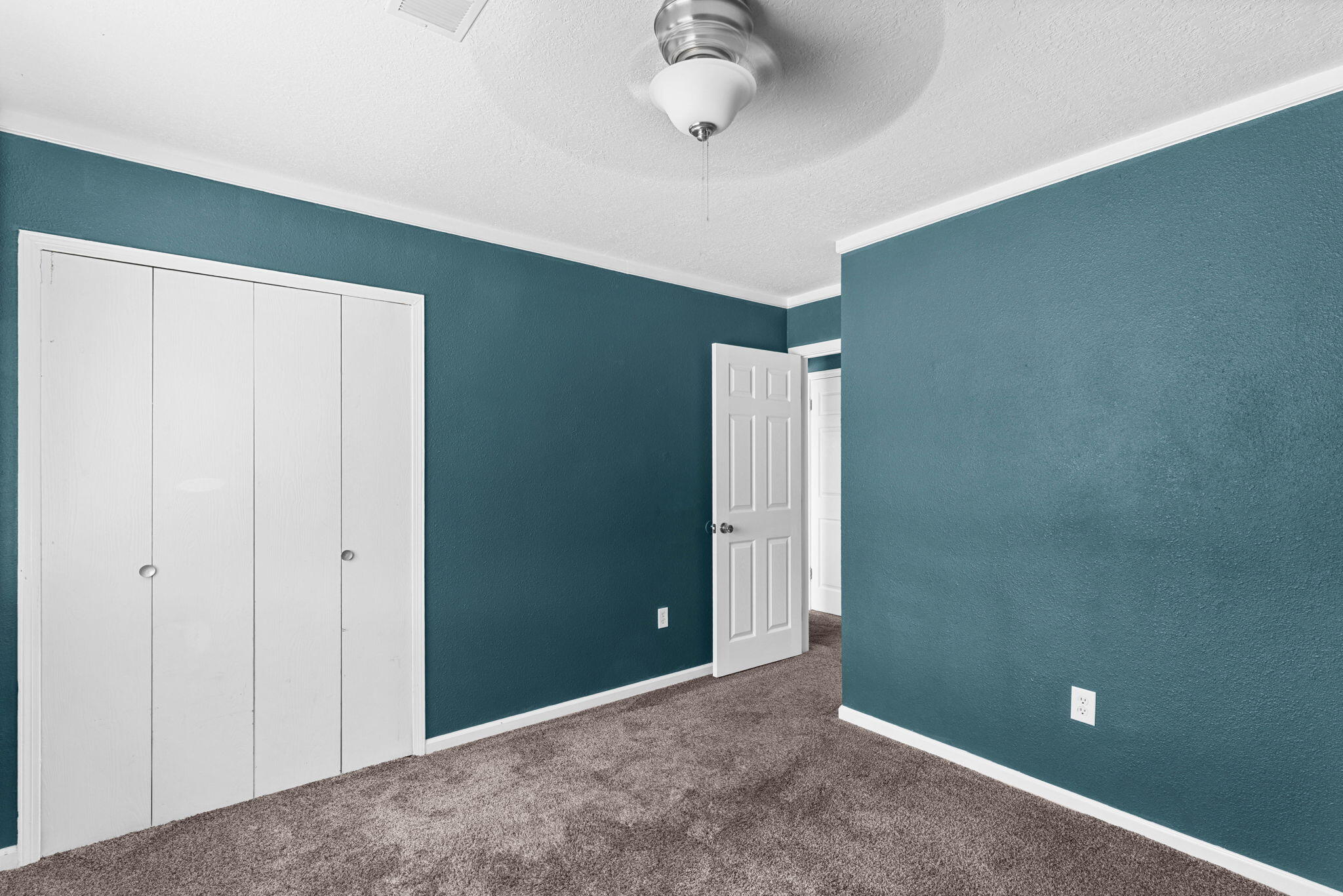 Photo 3 — 493 Chippewa Drive SW