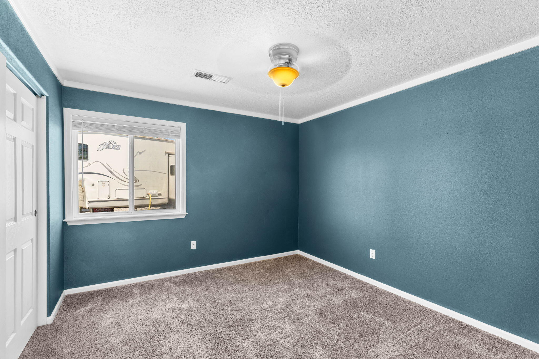 Photo 4 — 493 Chippewa Drive SW
