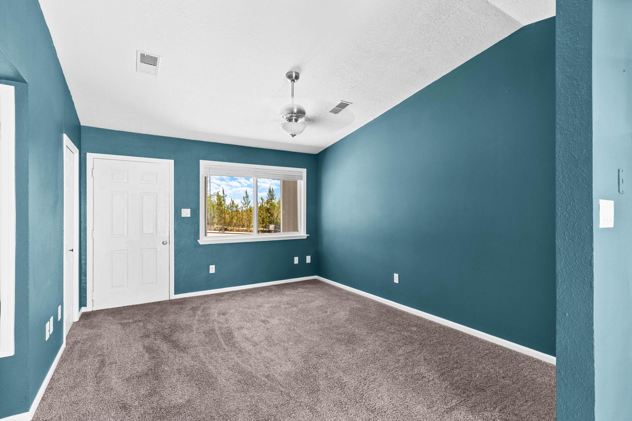 Photo 19 — 493 Chippewa Drive SW