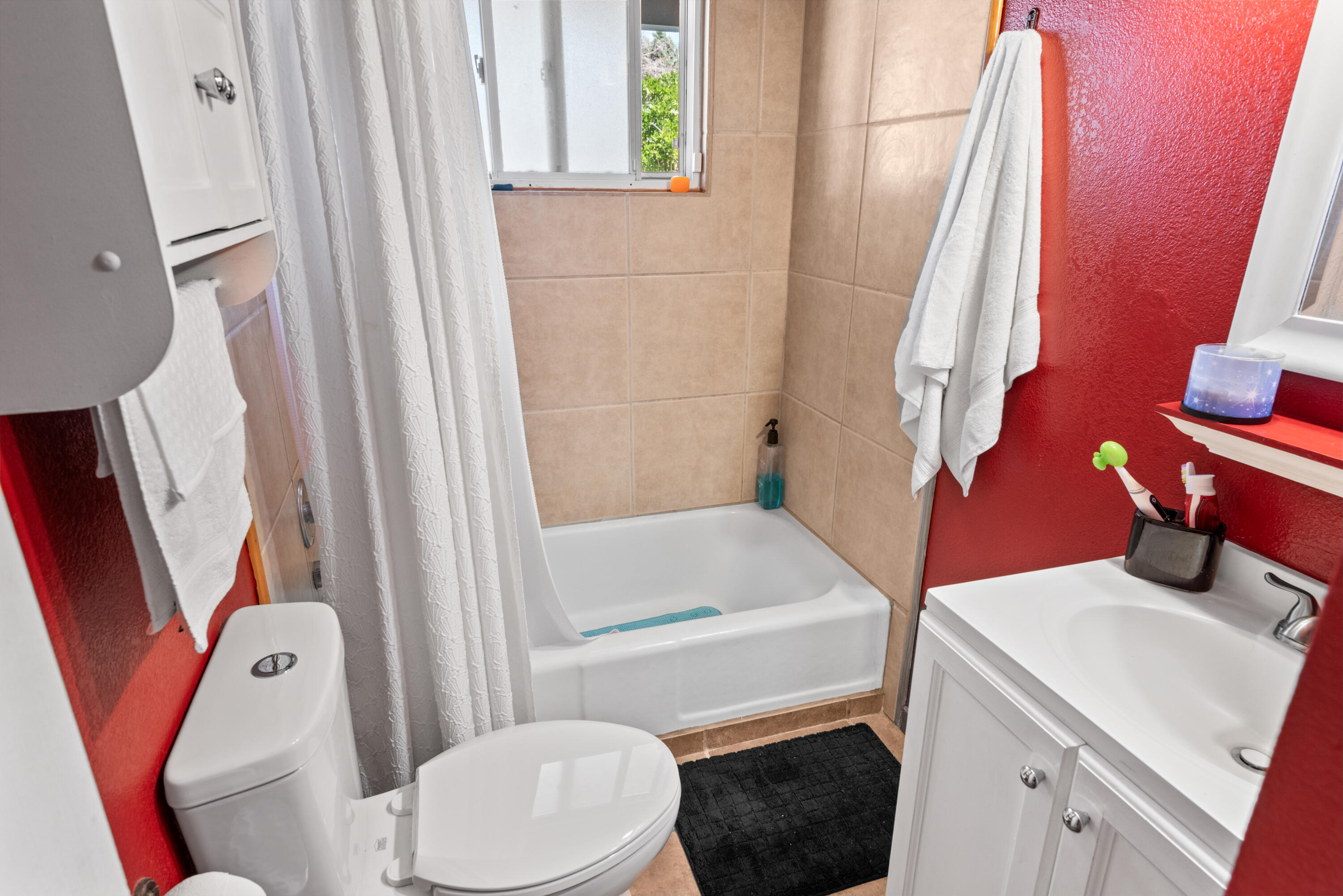 Photo 13 — 10502 Snowheights Boulevard NE