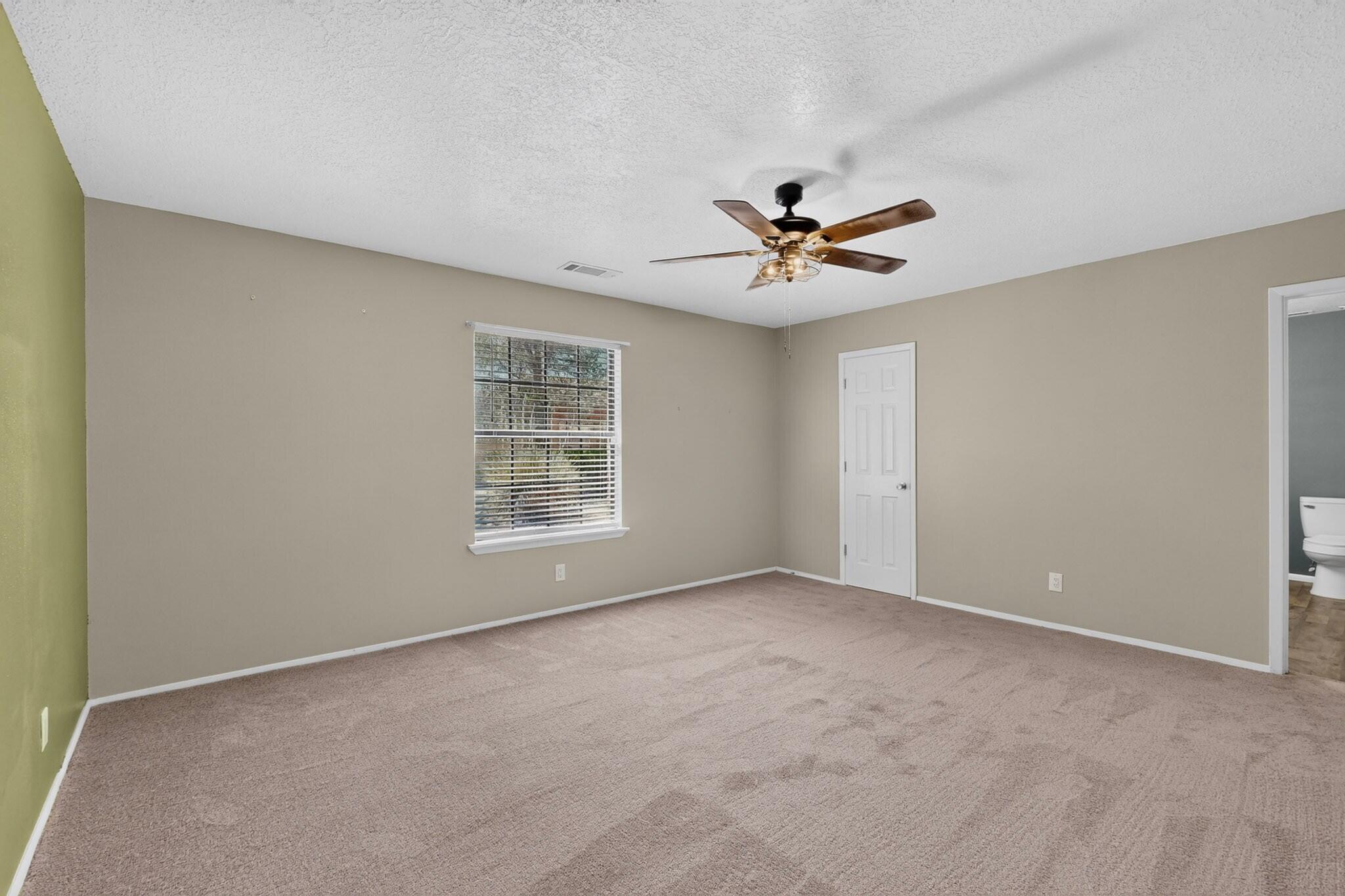 Photo 2 — 910 Crenshaw Court