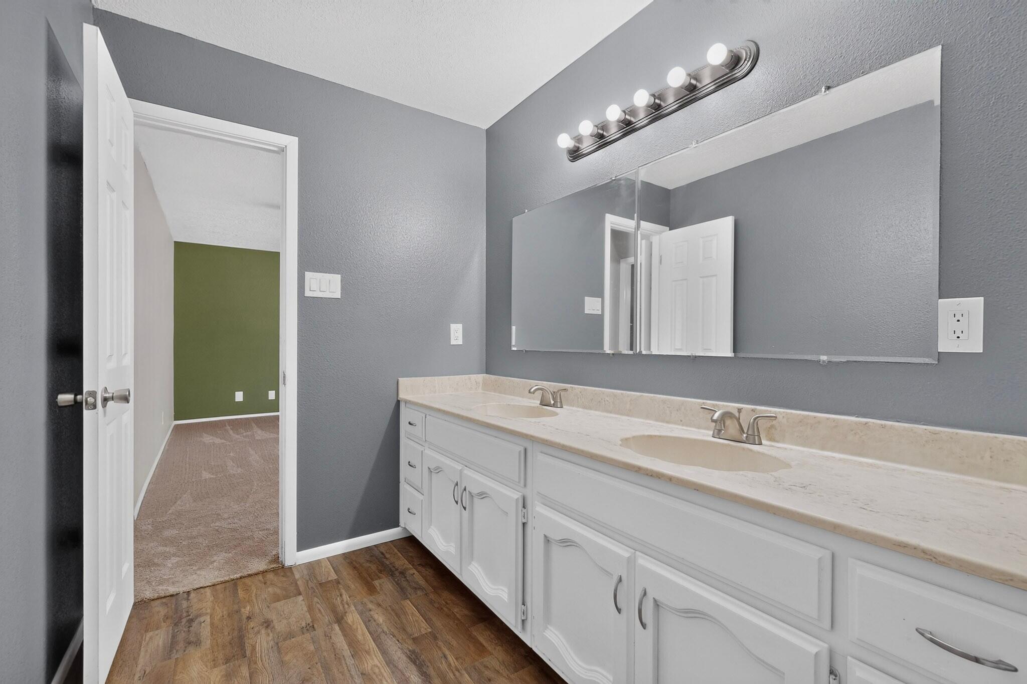Photo 5 — 910 Crenshaw Court