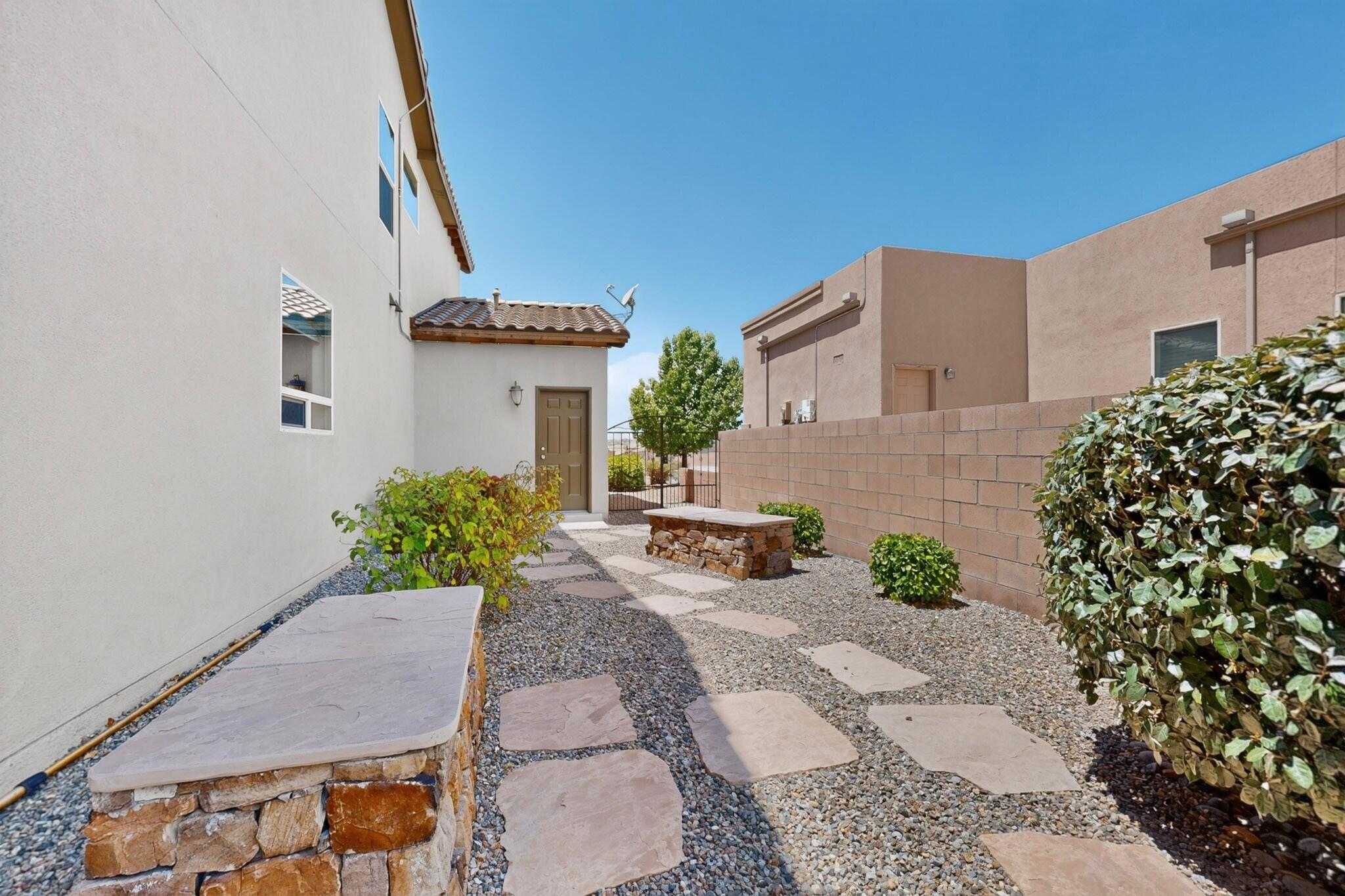 Photo 7 — 1704 Roble Drive SE