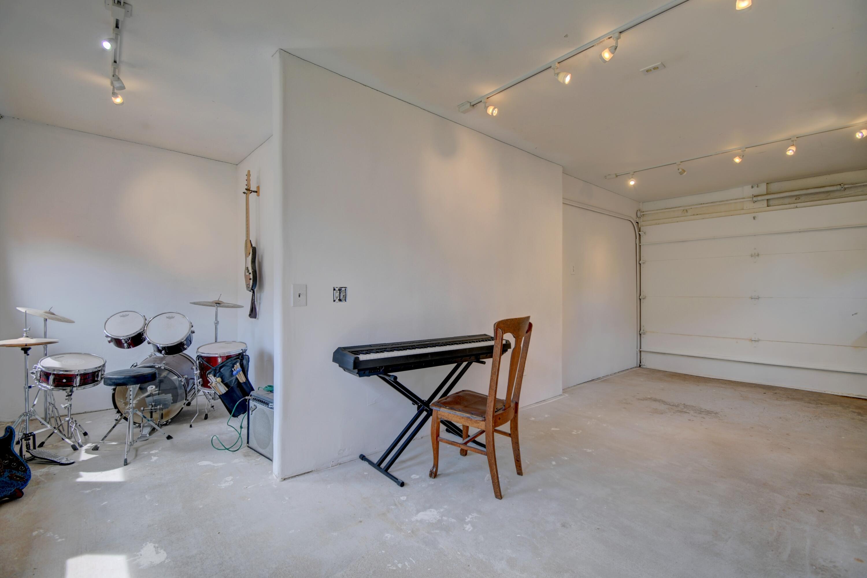 Photo 10 — 32 Priestly Place