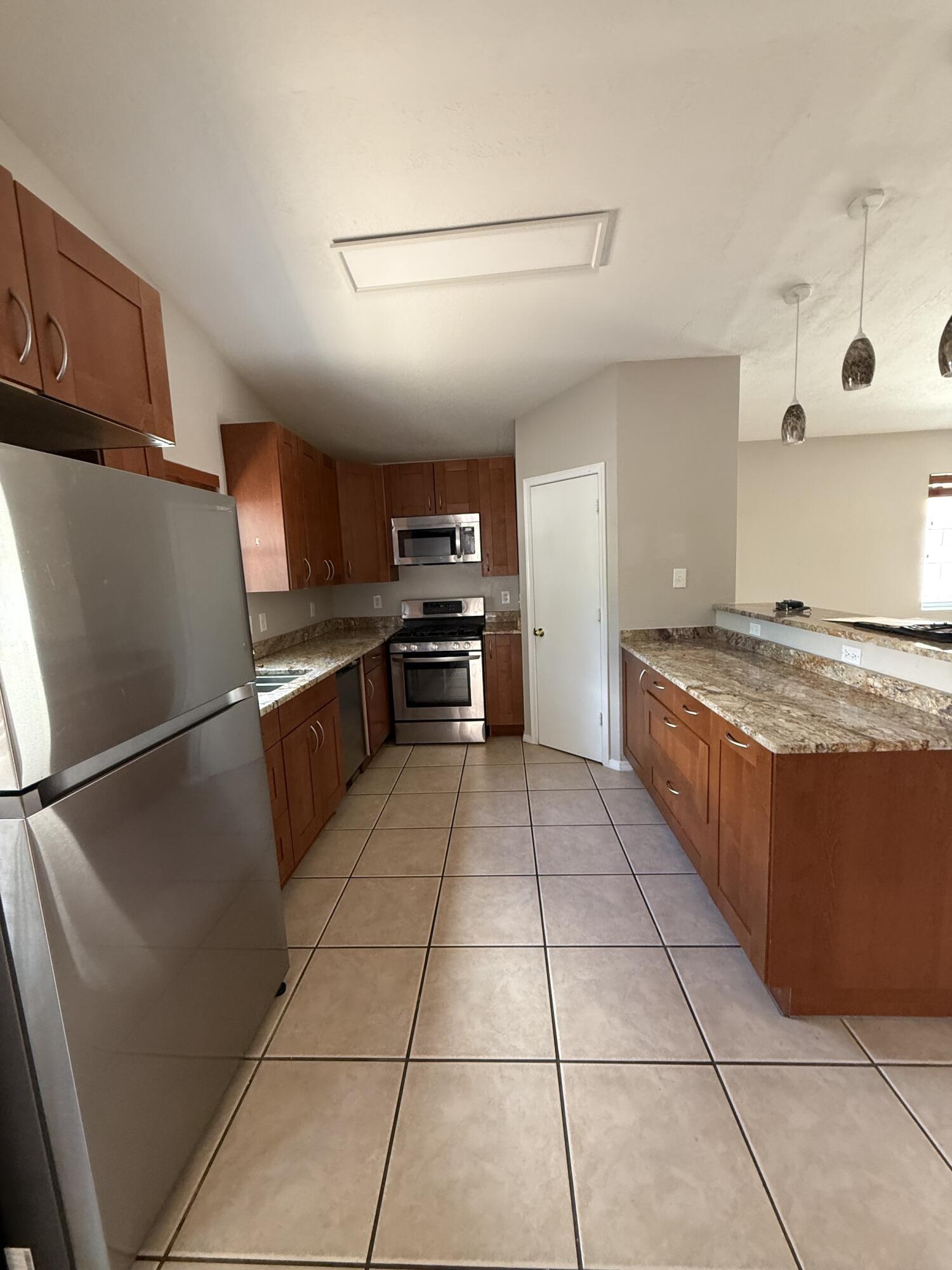 Photo 2 — 427 DESCHUTES Street SE