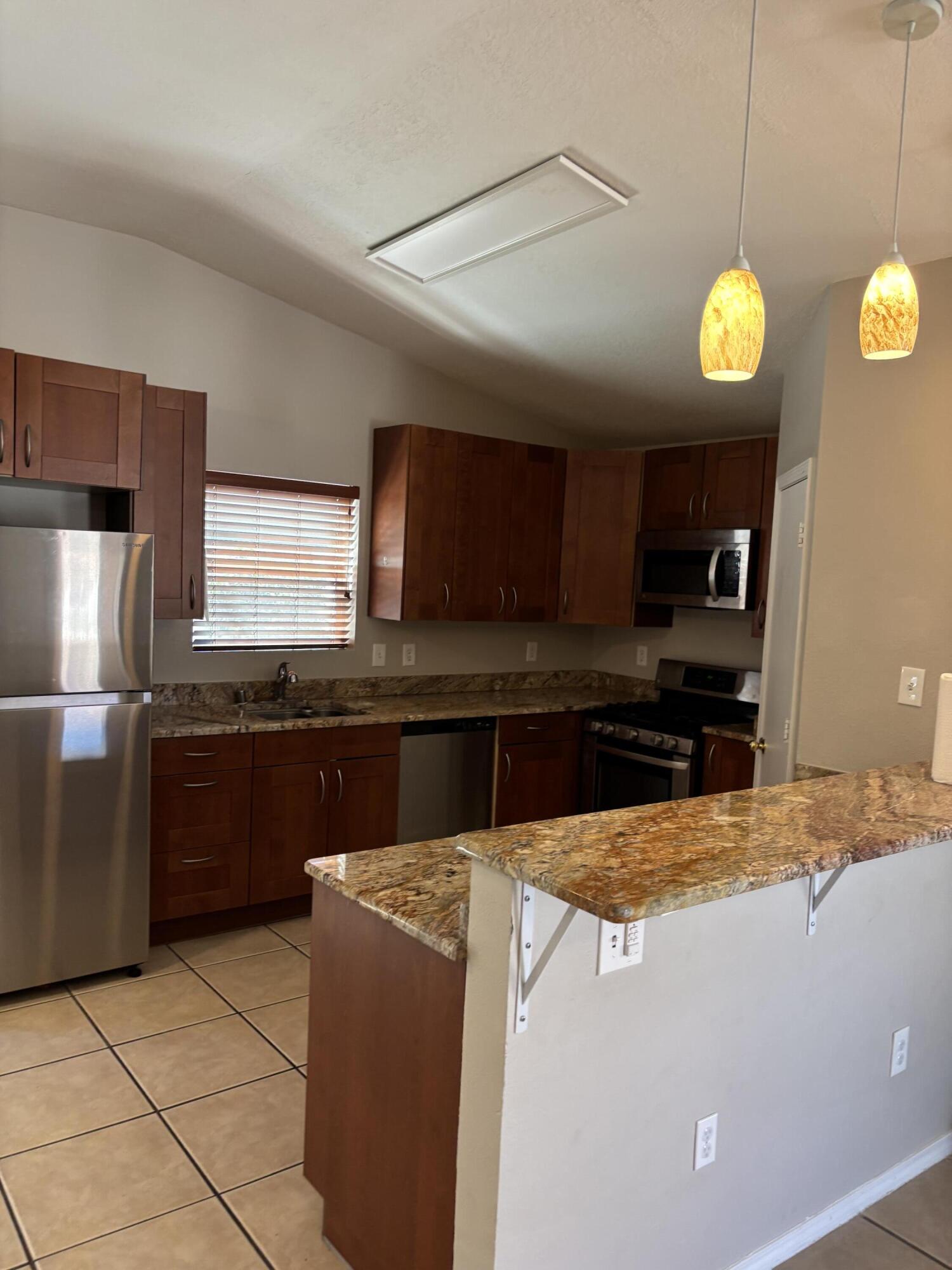 Photo 3 — 427 DESCHUTES Street SE