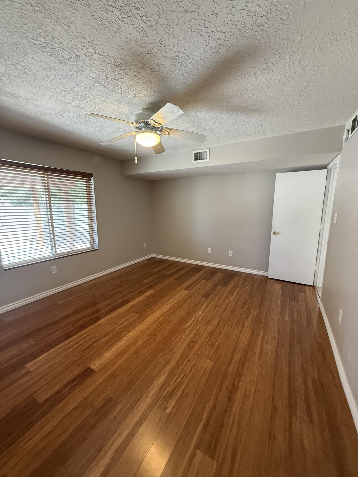 Photo 4 — 427 DESCHUTES Street SE