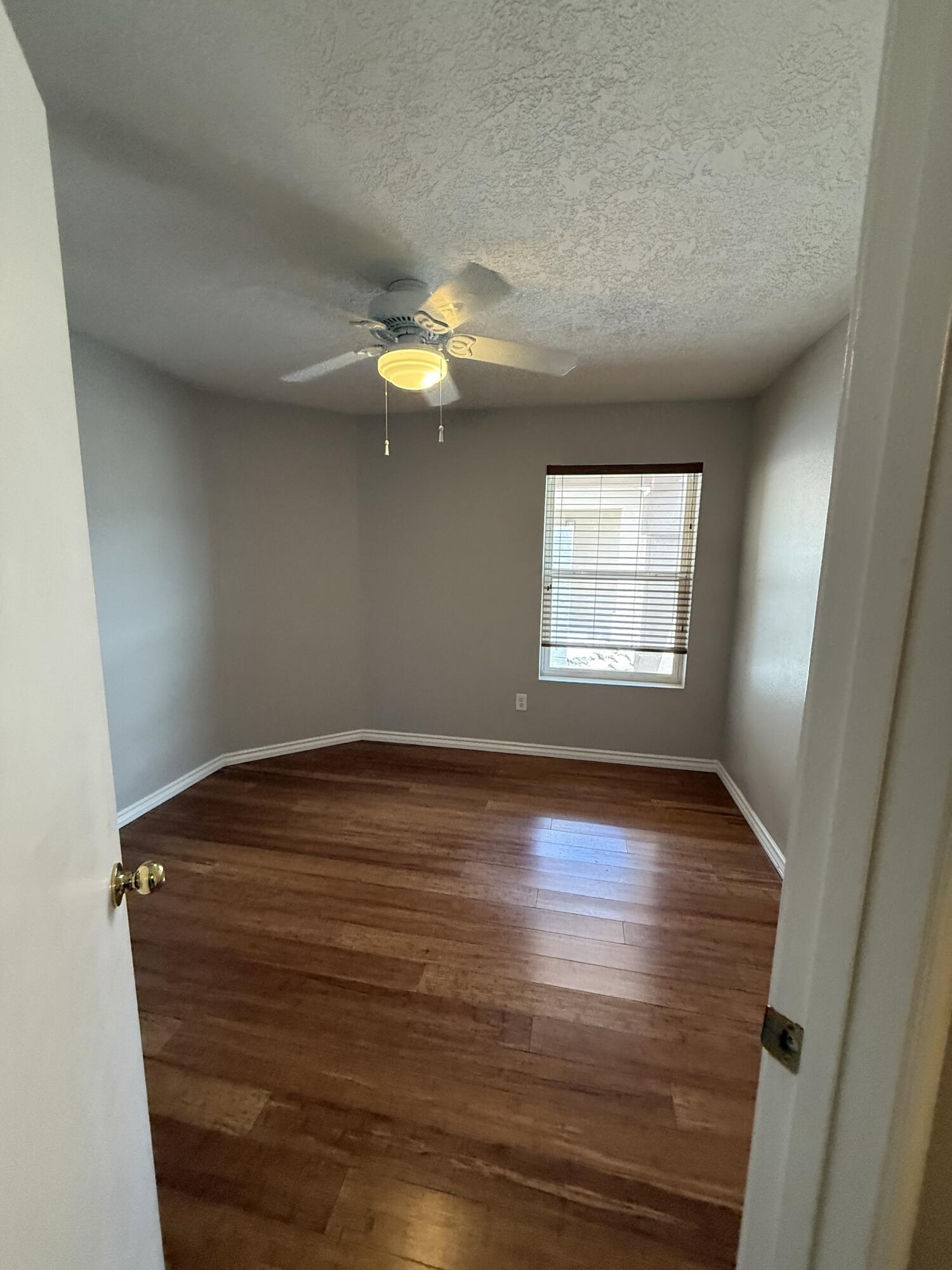 Photo 6 — 427 DESCHUTES Street SE