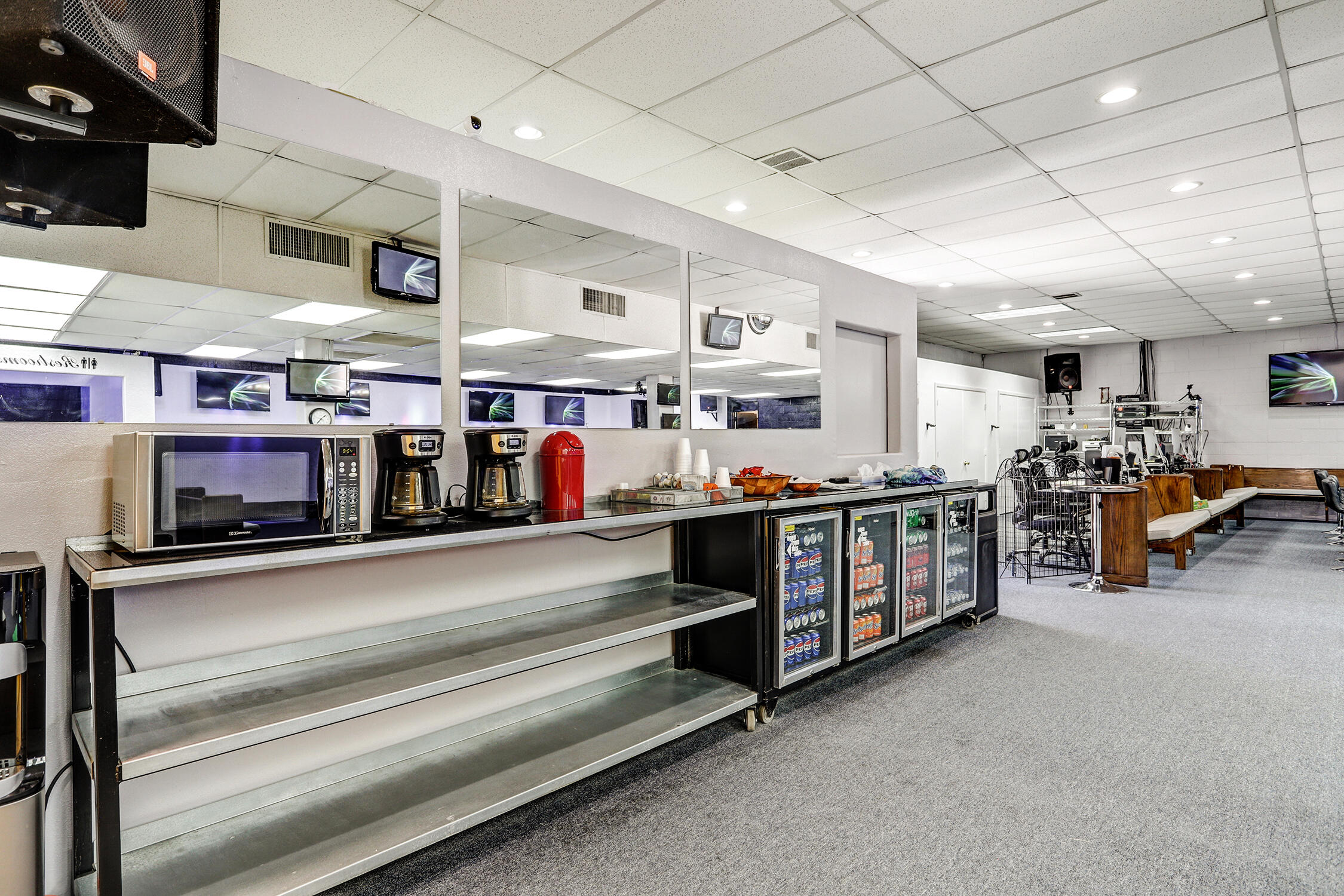 Photo 19 — 4515 Isleta Boulevard SW