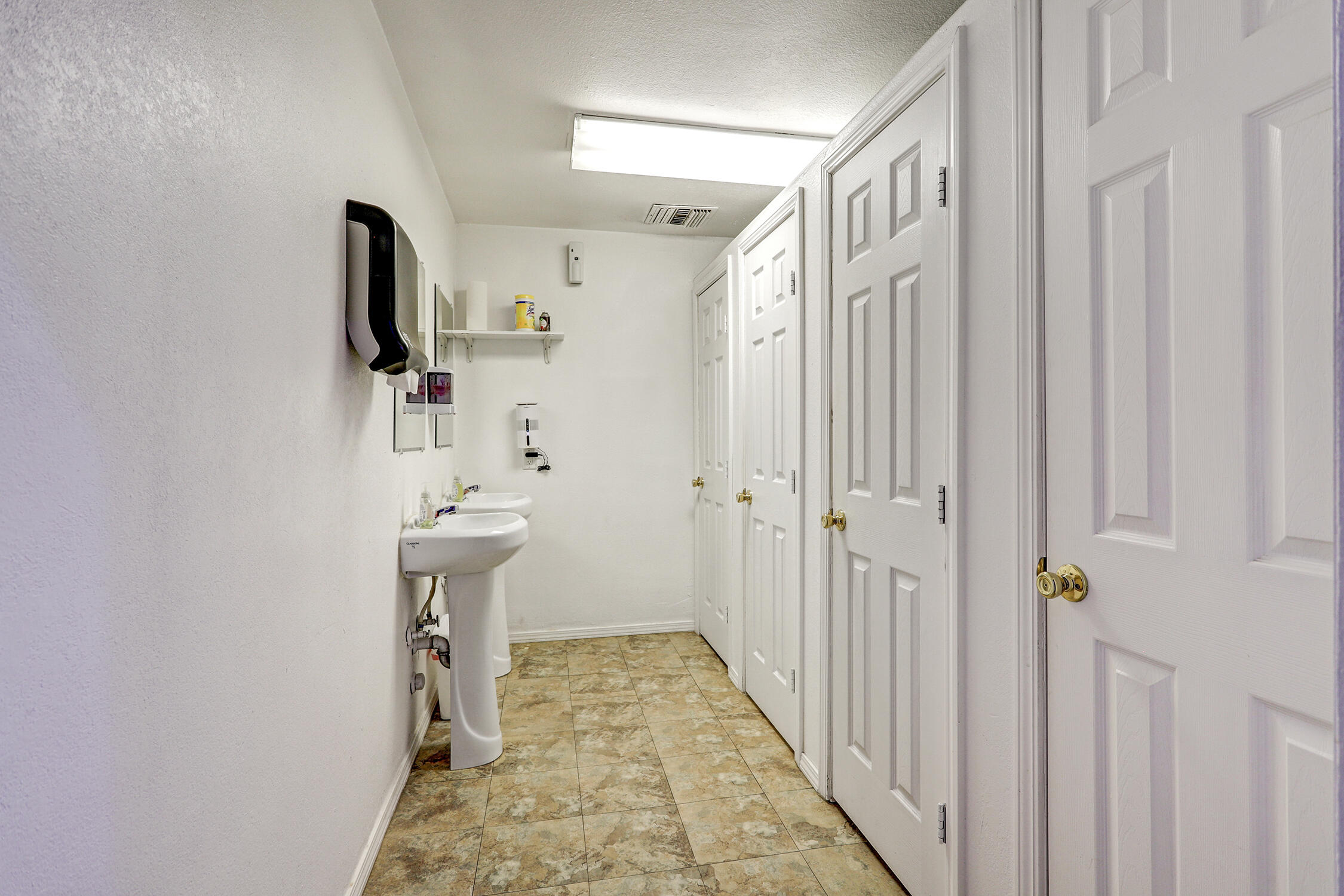 Photo 20 — 4515 Isleta Boulevard SW