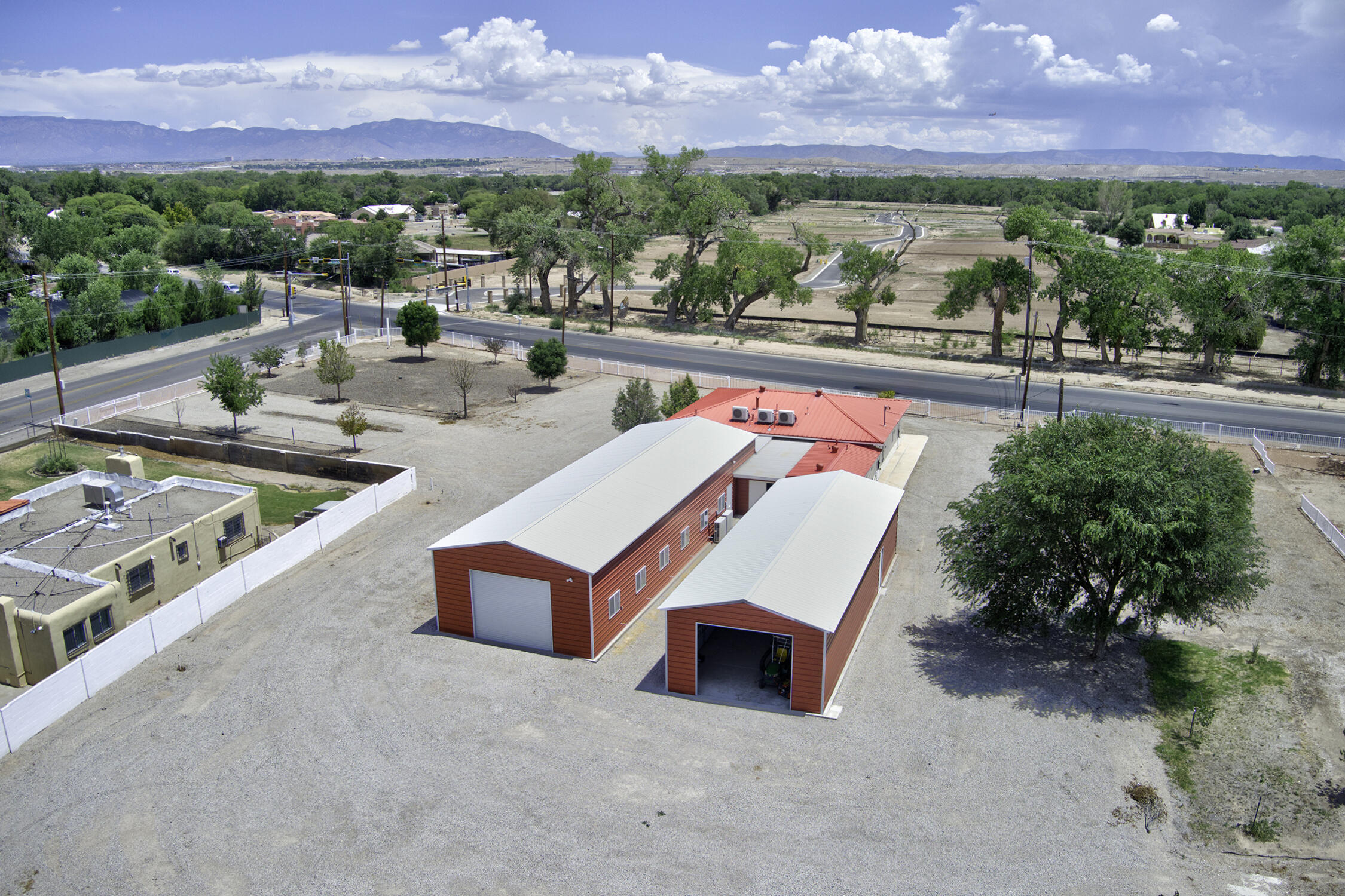 Photo 15 — 4415 Isleta Boulevard SW