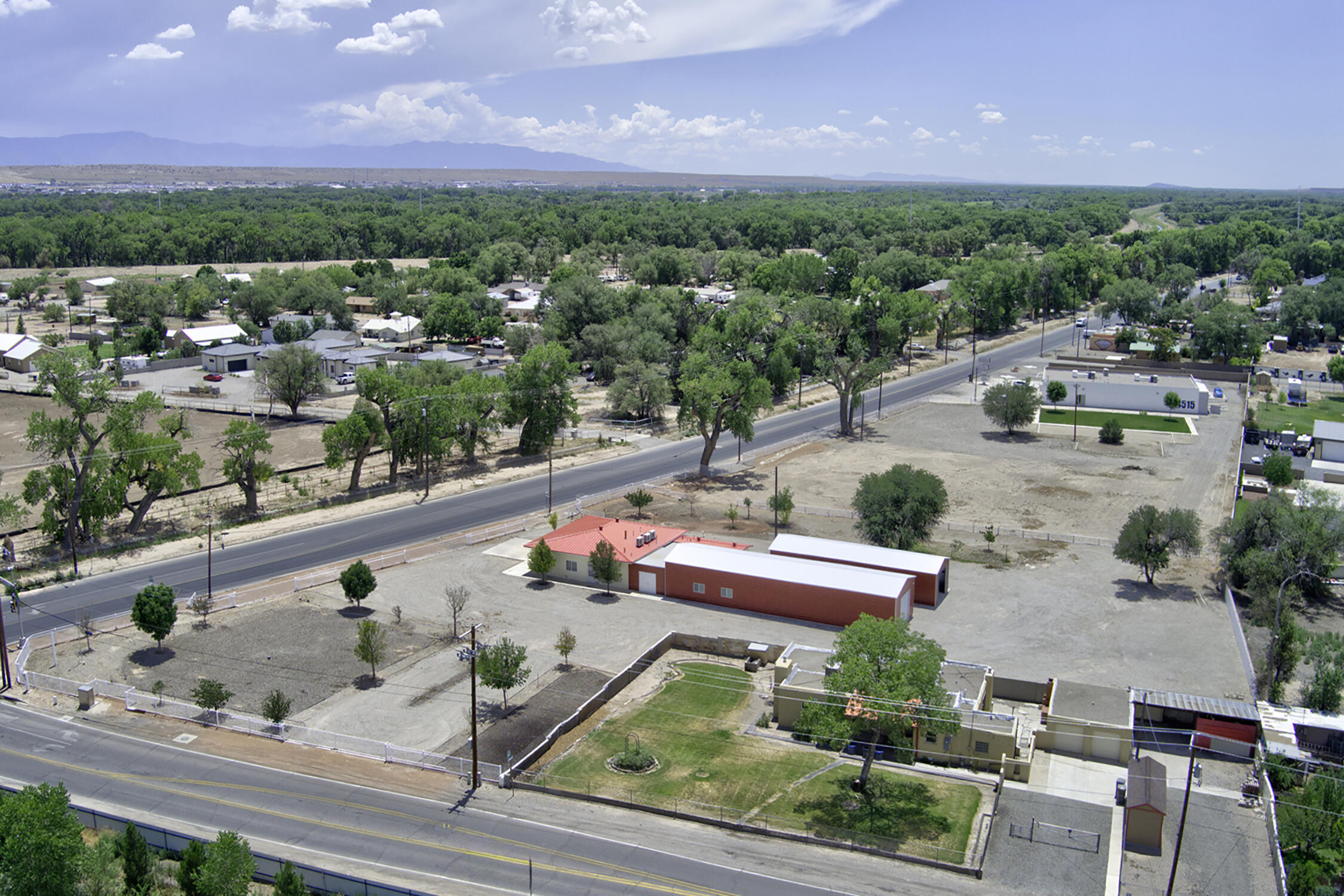 Photo 16 — 4415 Isleta Boulevard SW