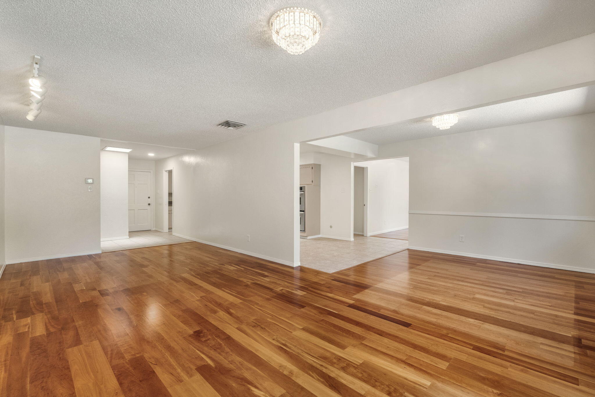 Photo 11 — 3929 Doroteo Place NE